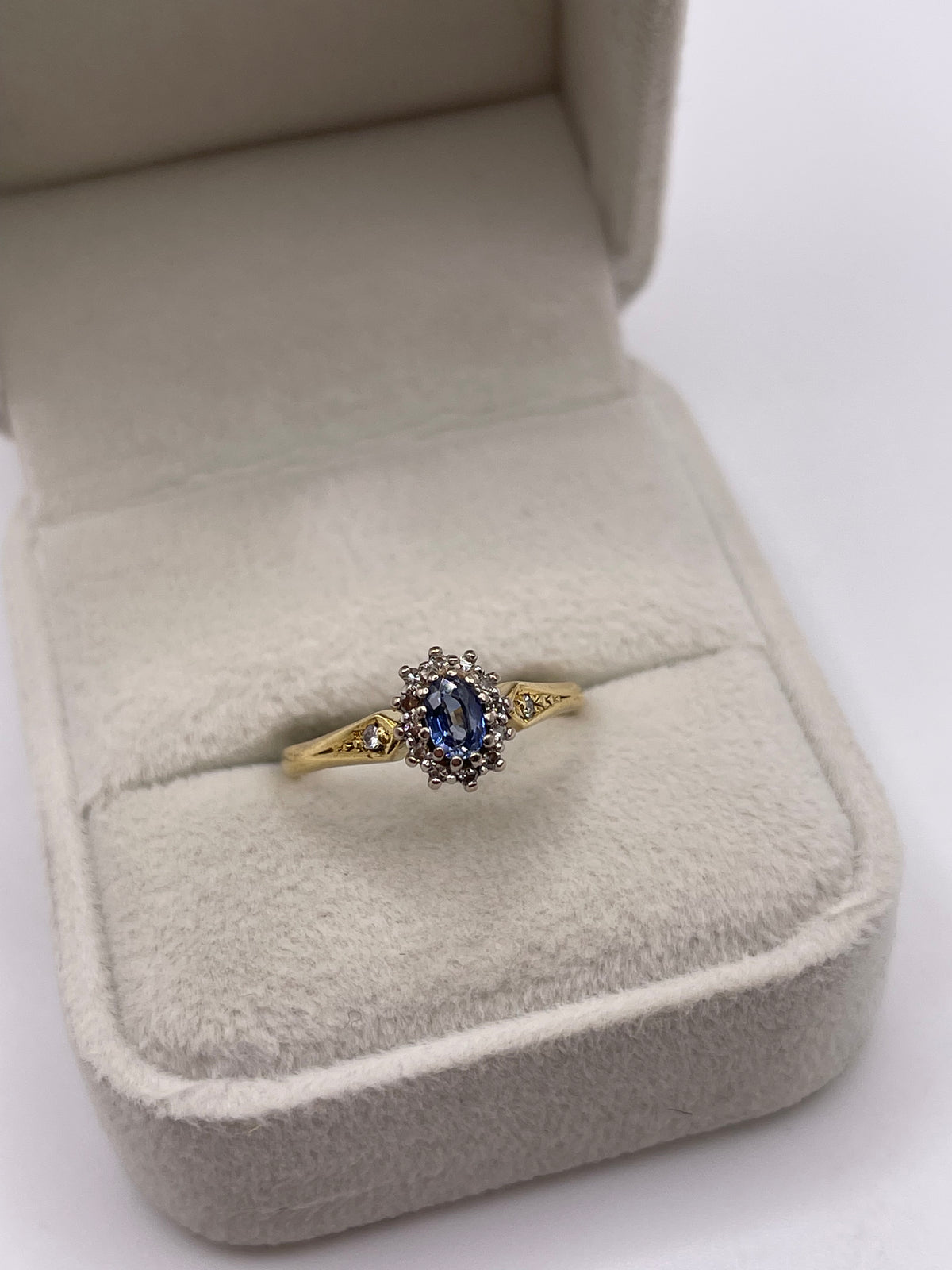 18ct gold sapphire and diamond ring