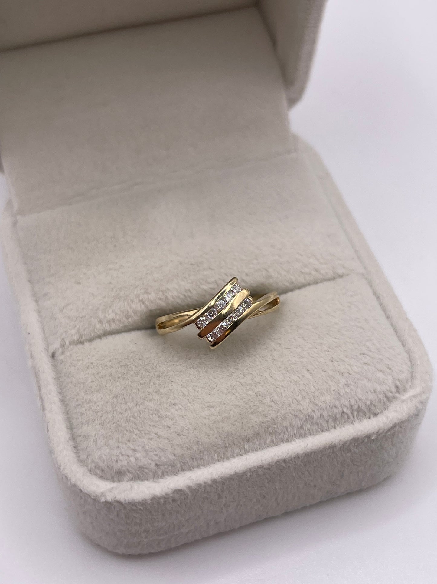 9ct gold diamond ring