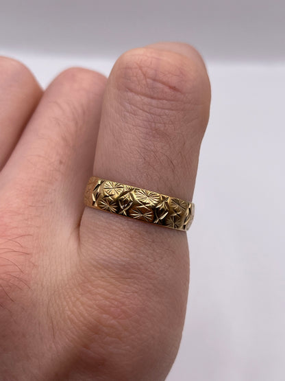 9ct gold patterned band