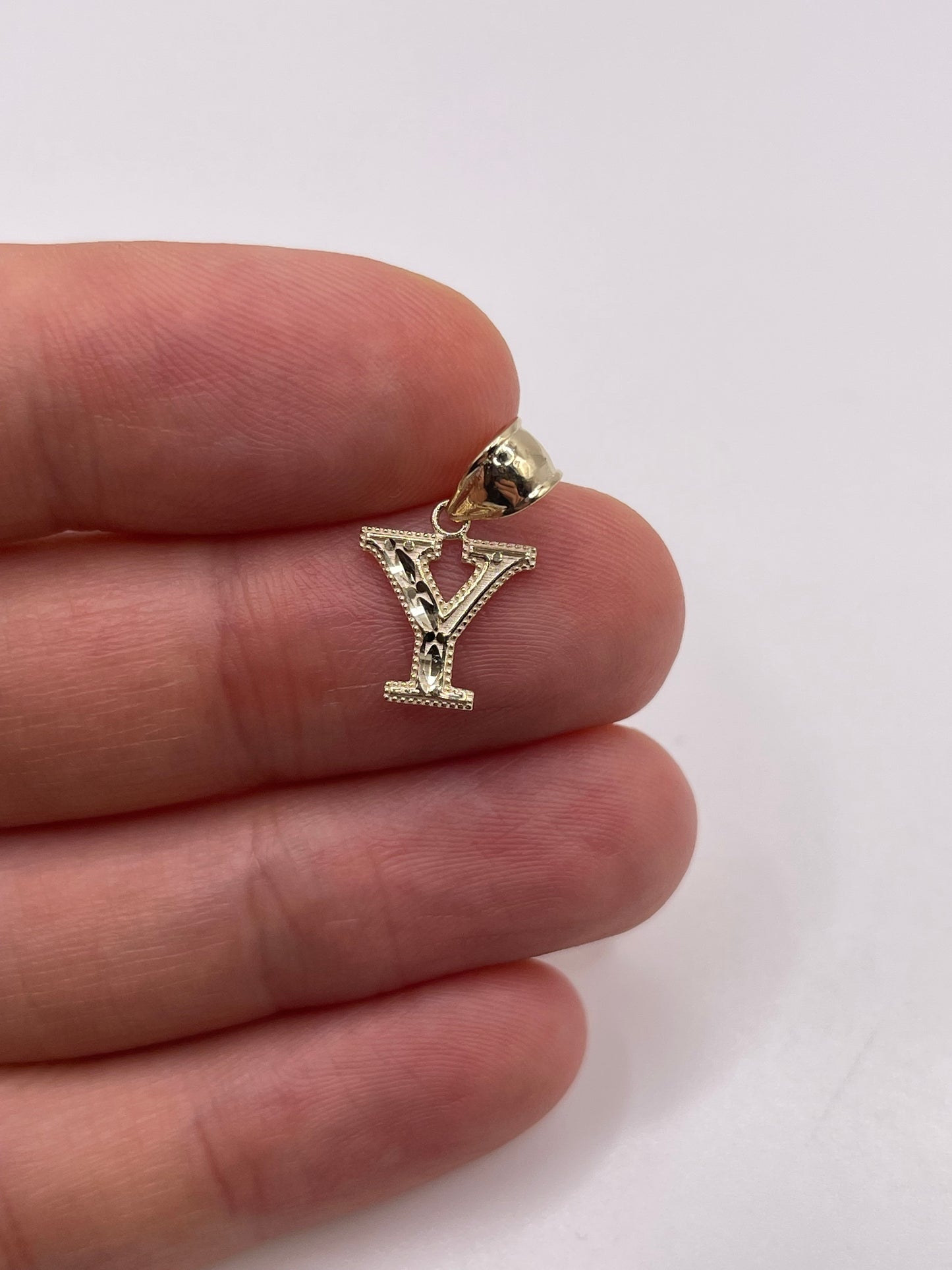 9ct gold initial Y pendant