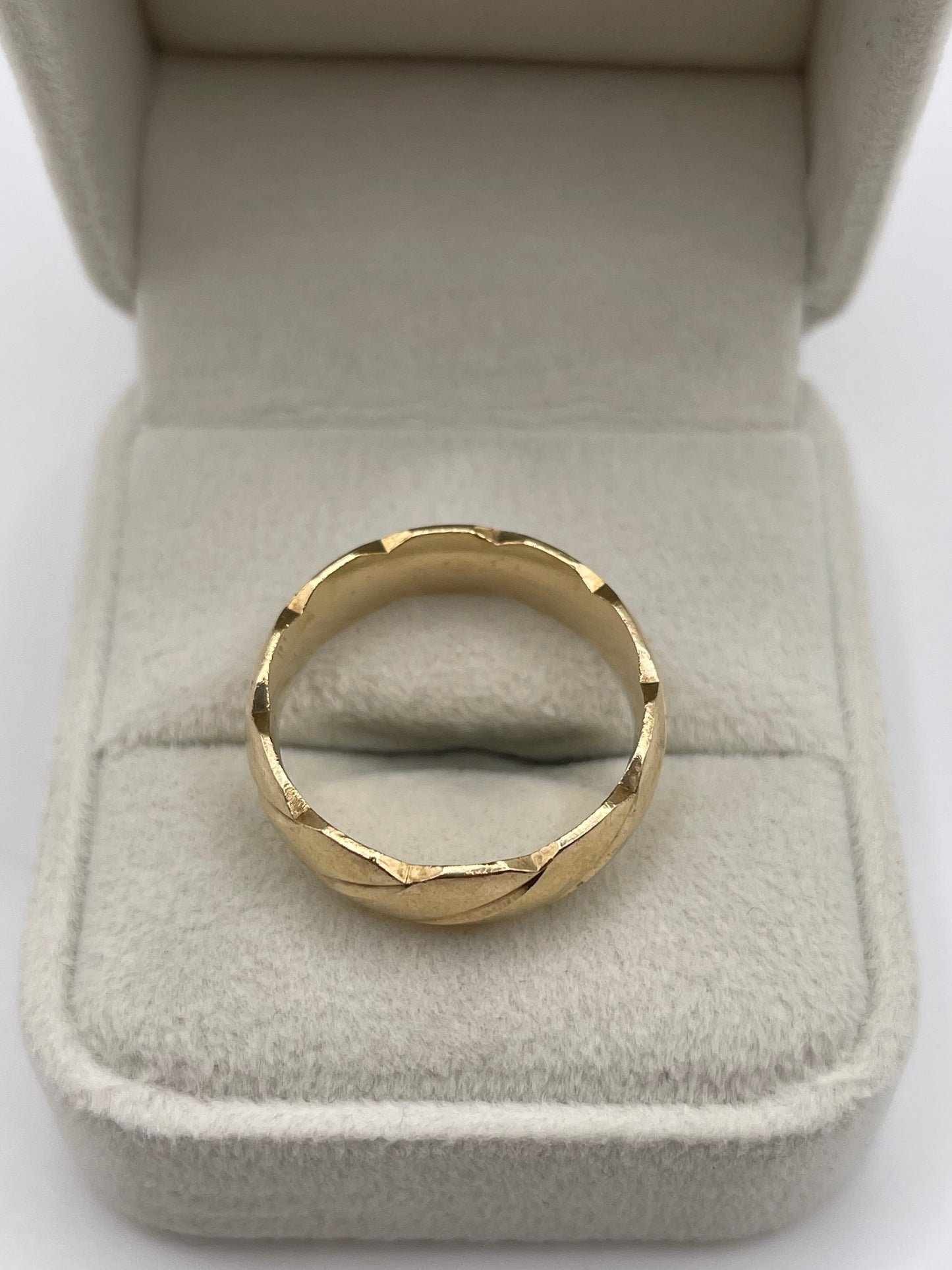 Heavy 9ct gold patterned band