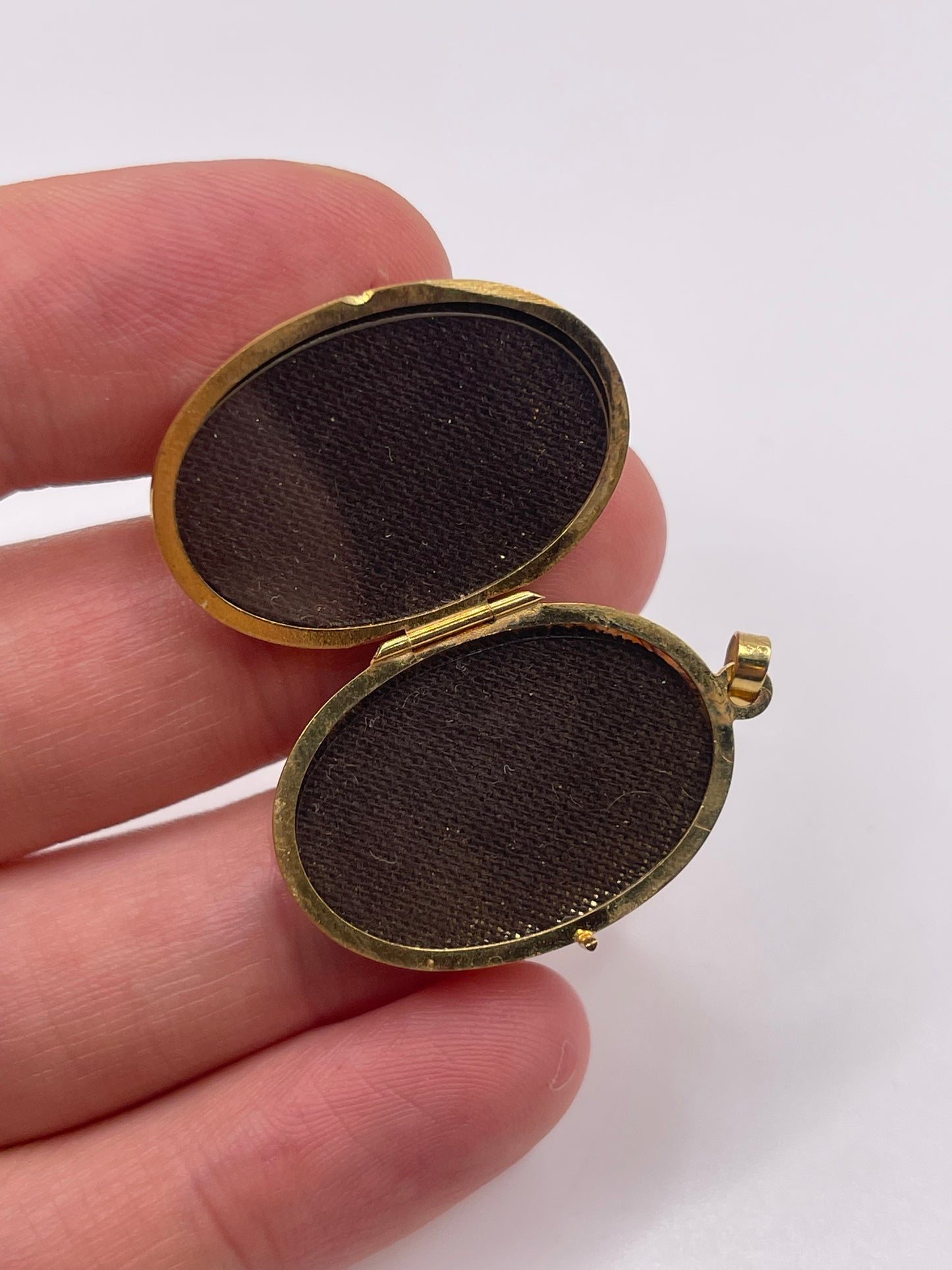 9ct gold cameo locket pendant