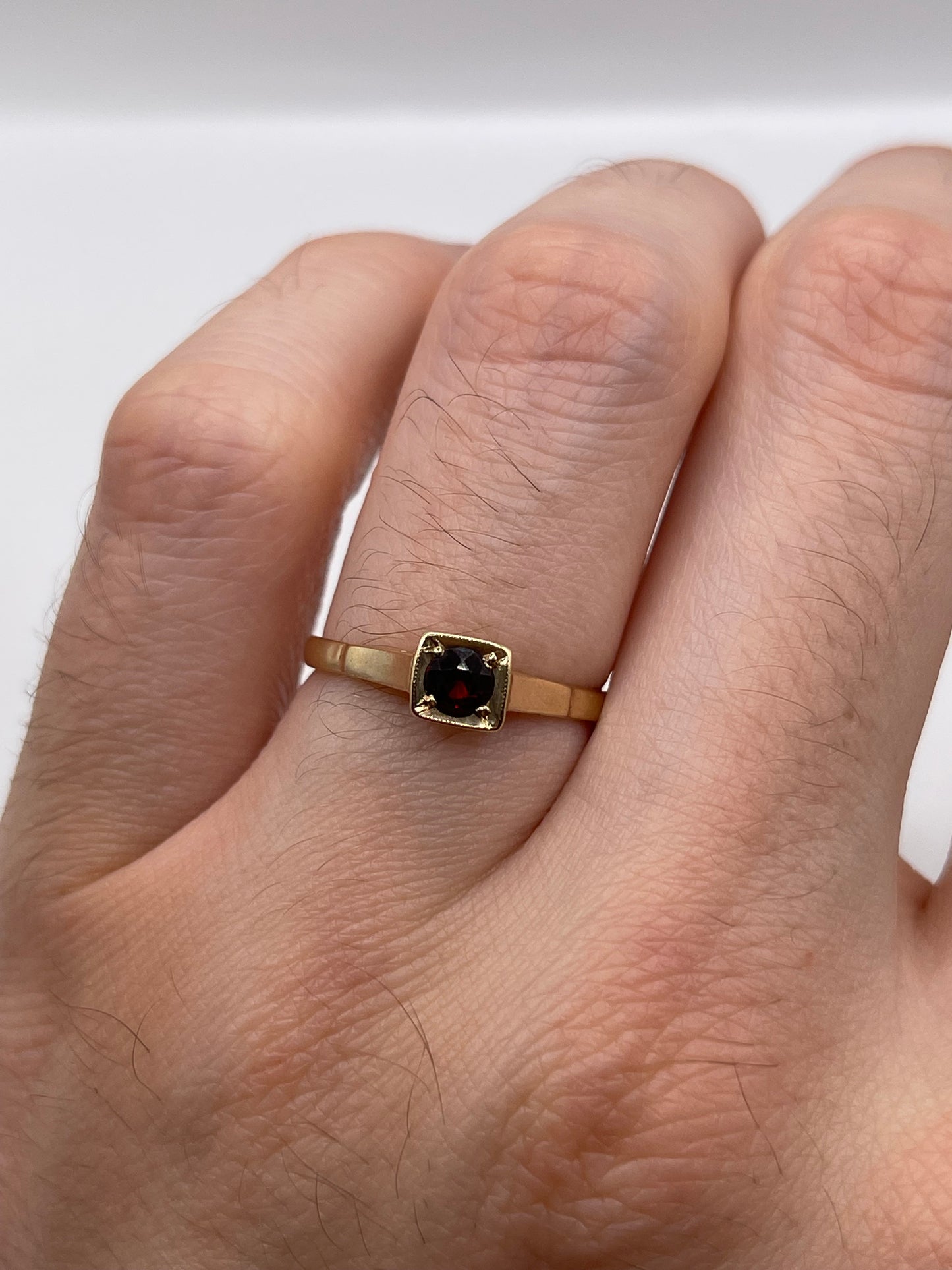 9ct gold garnet ring