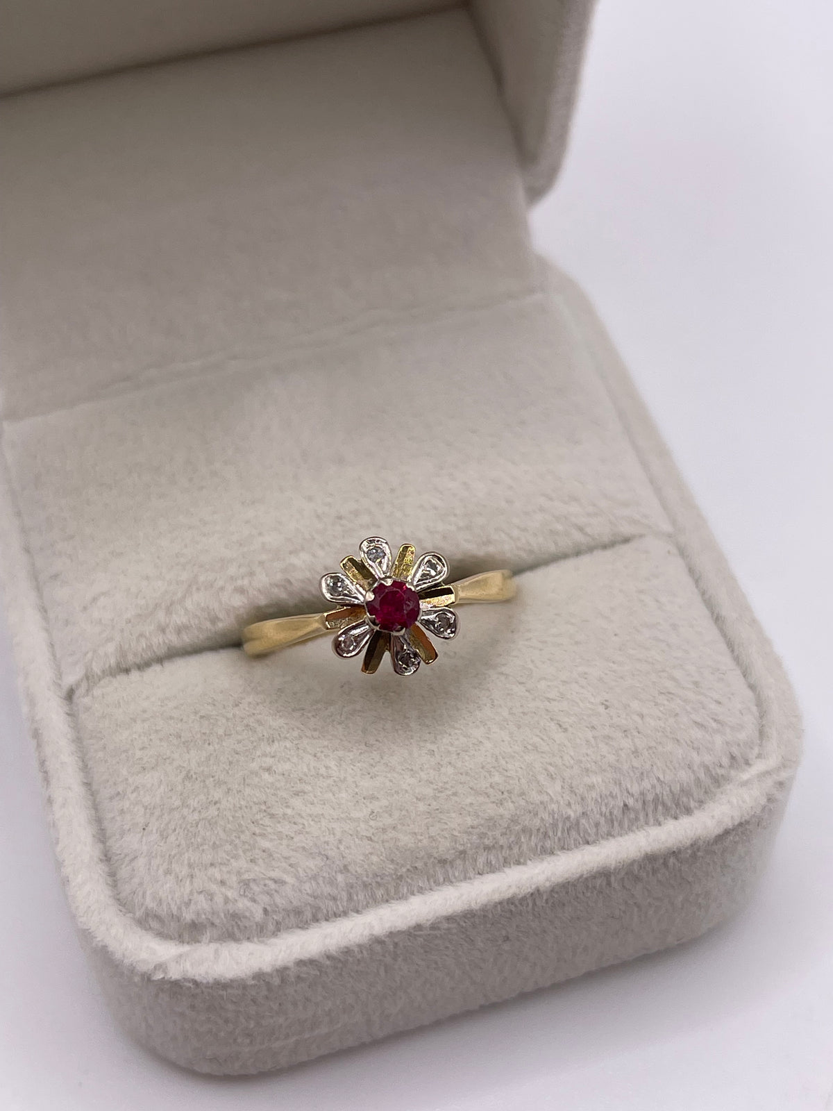 18ct gold ruby and diamond ring