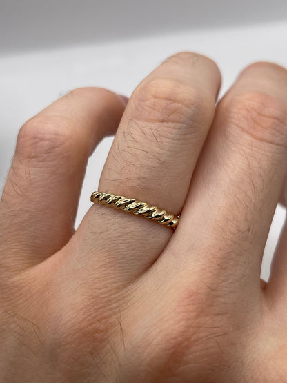 9ct gold croissant ring