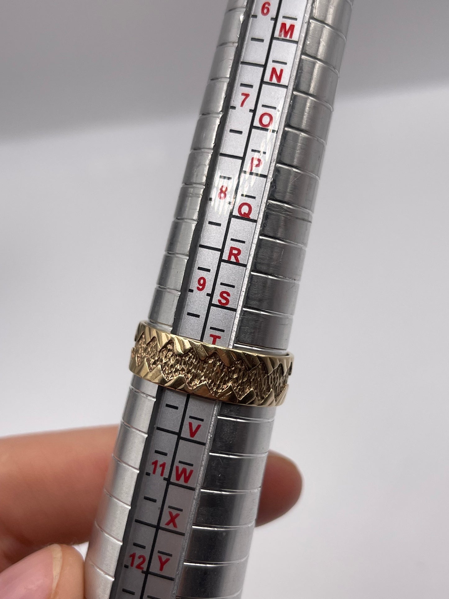 9ct gold engraved band
