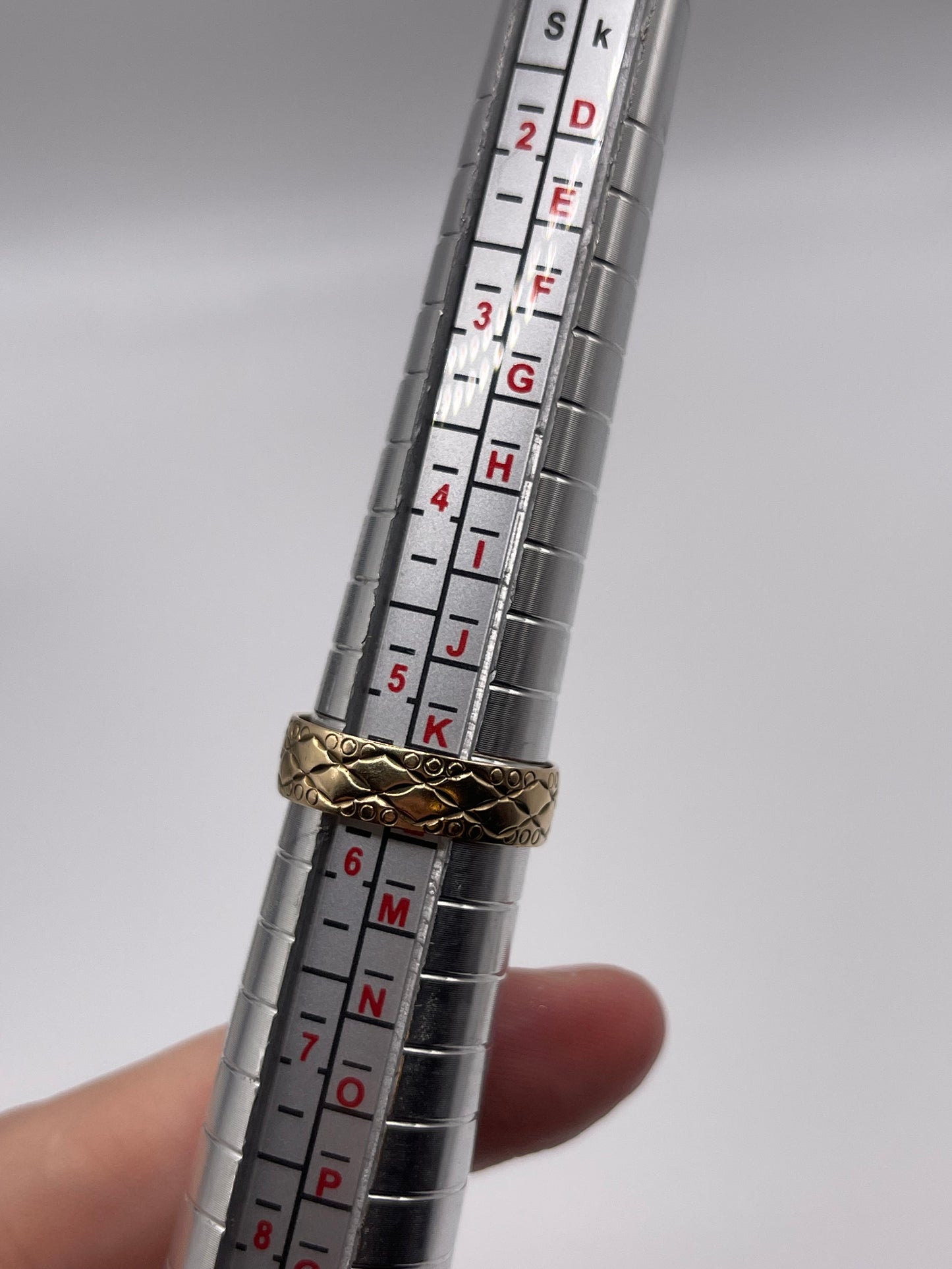 9ct gold patterned band