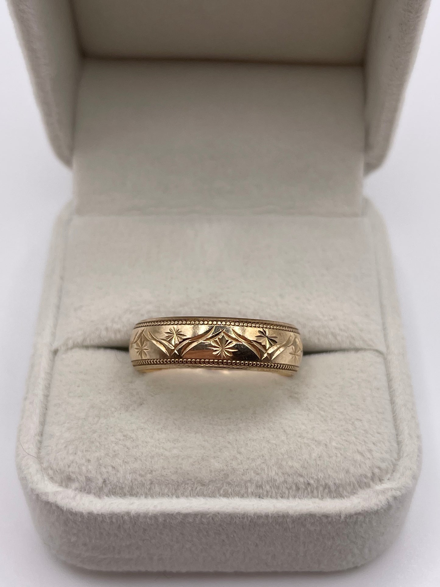 9ct gold patterned band
