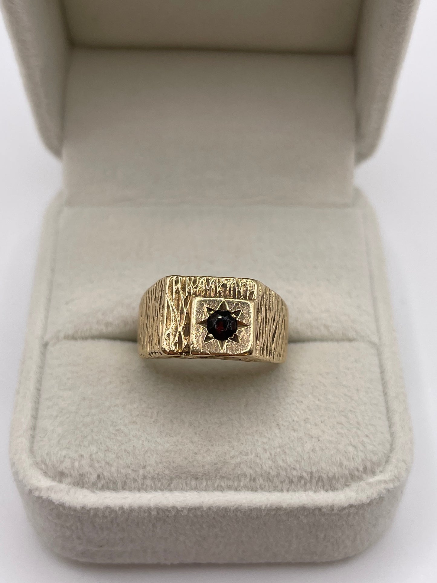 9ct gold garnet signet ring