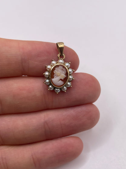 9ct gold cameo and pearl pendant