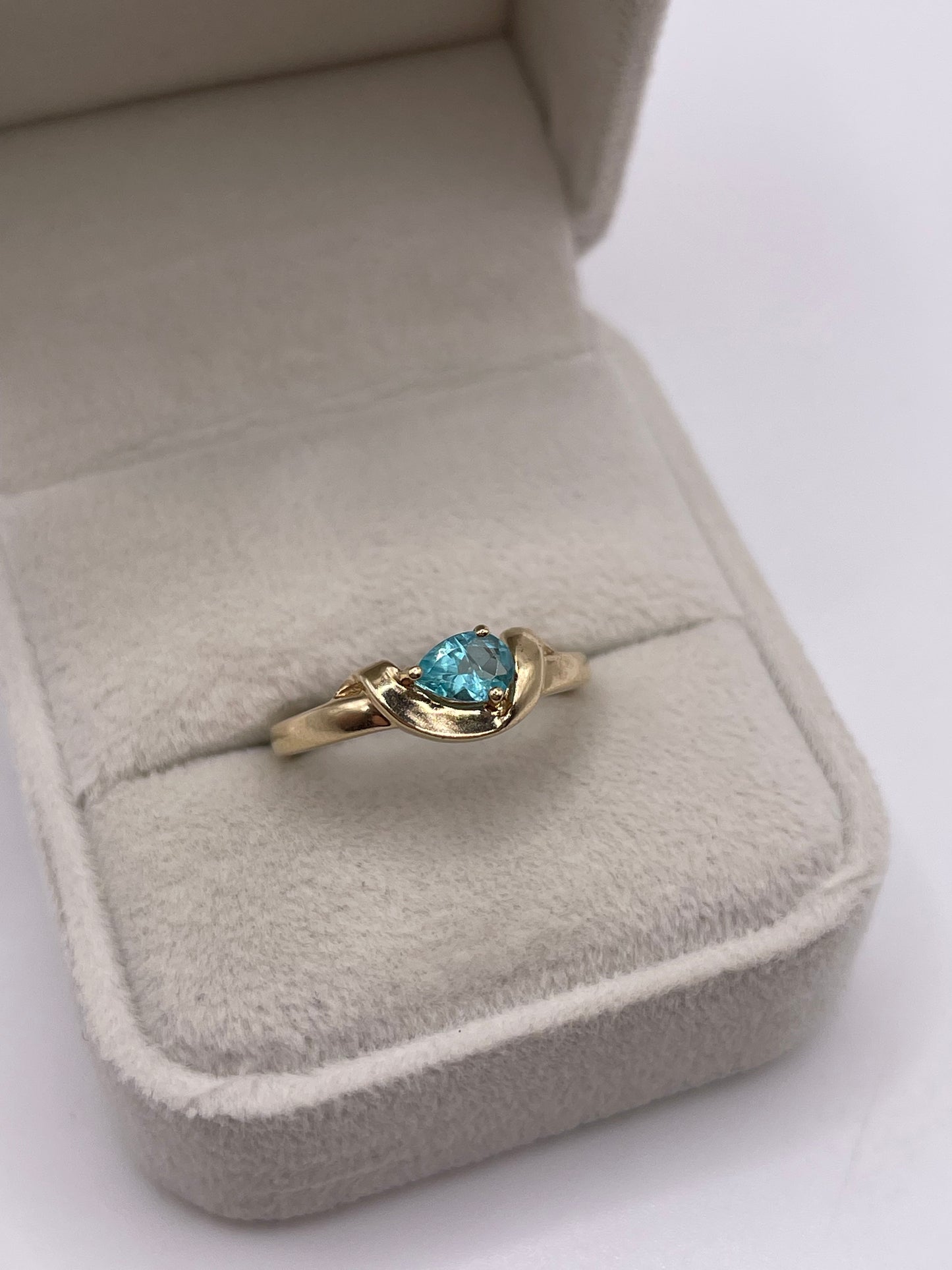 9ct gold emerald ring