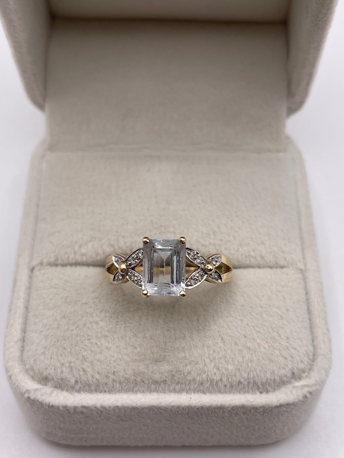 9ct gold aquamarine and diamond ring