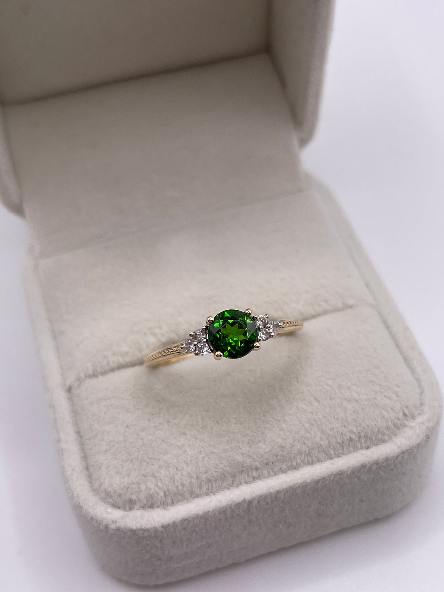 9ct gold diopside and zircon ring