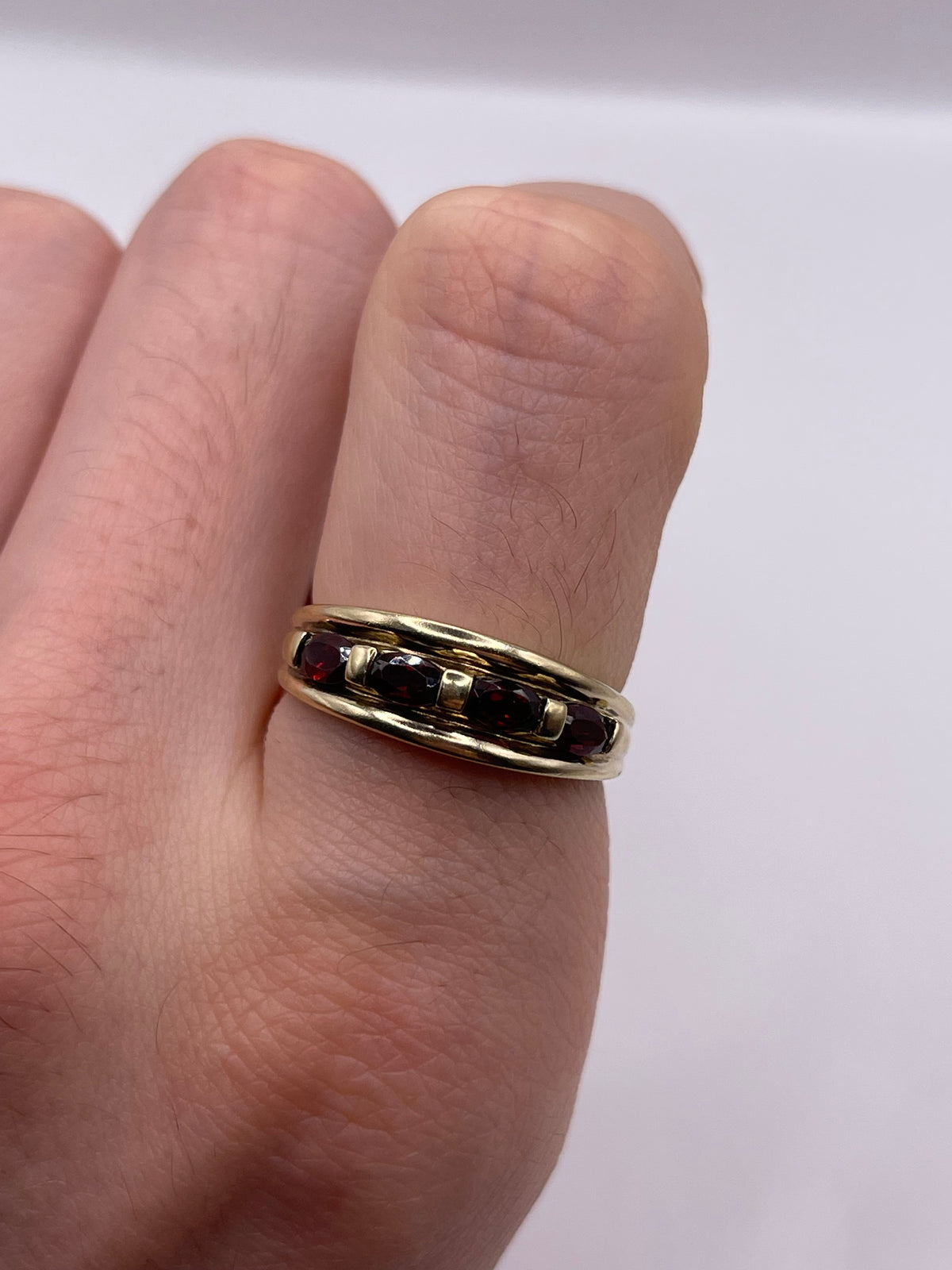9ct gold garnet ring
