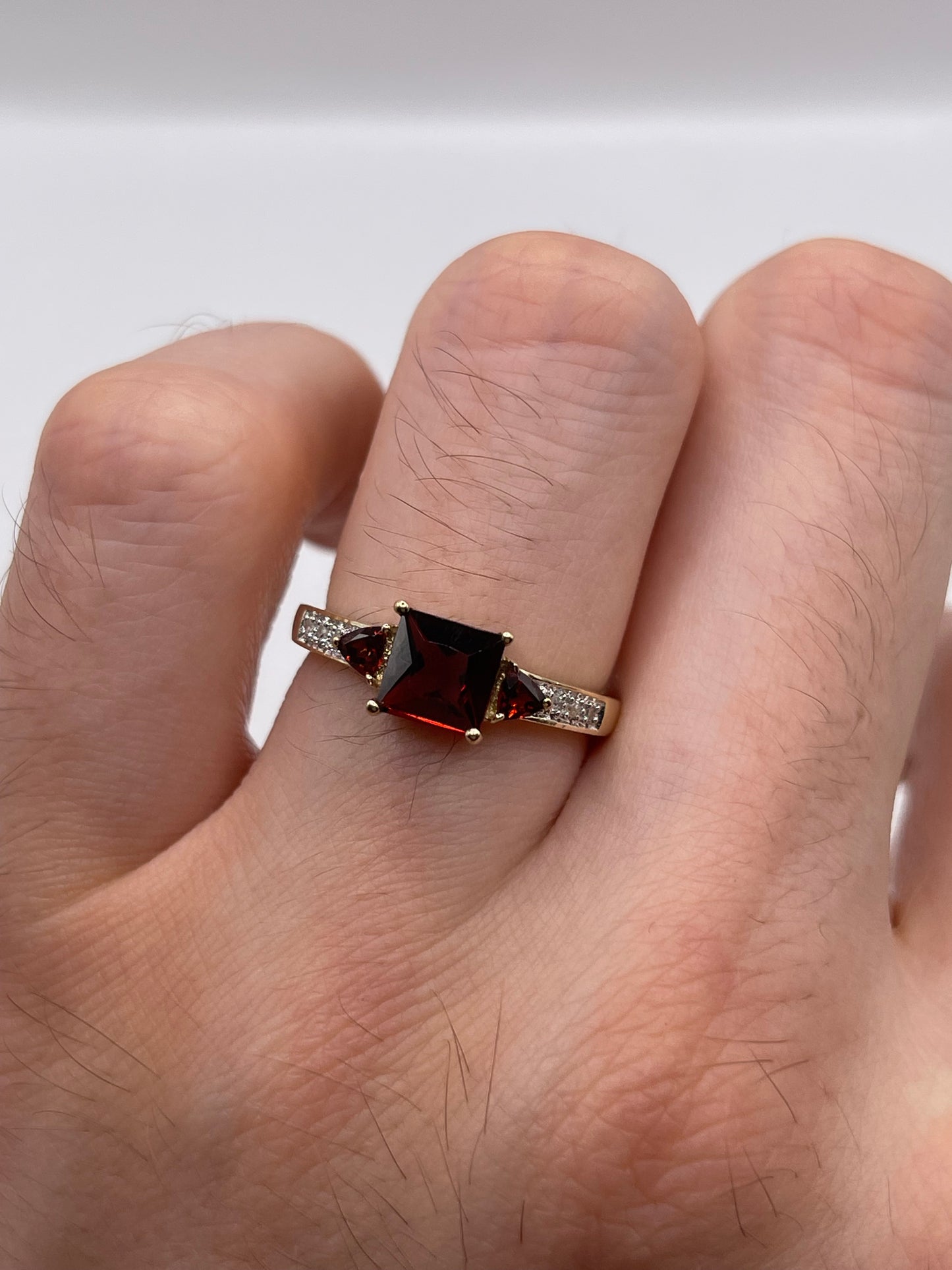 9ct gold garnet and diamond ring