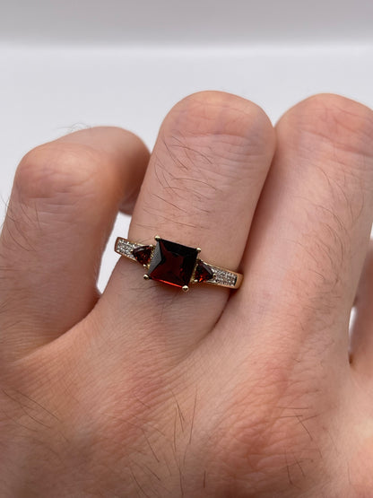 9ct gold garnet and diamond ring