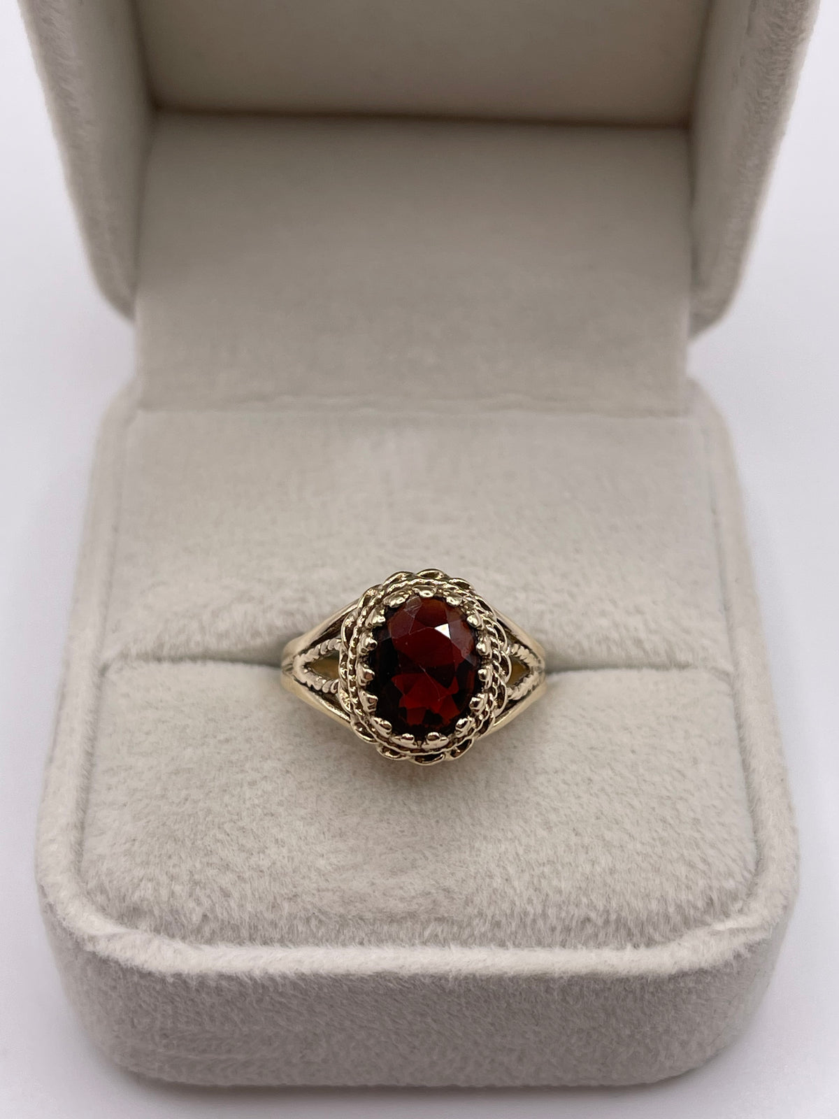 9ct gold garnet ring