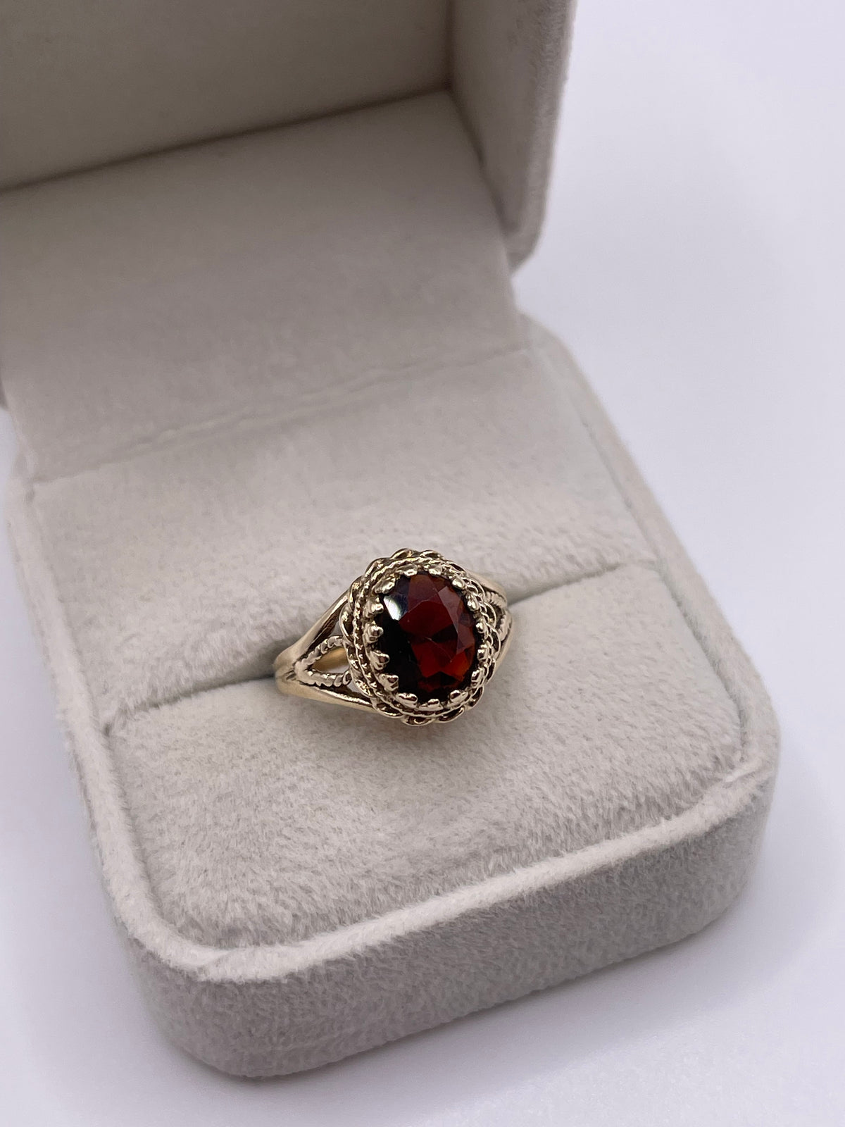 9ct gold garnet ring