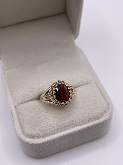 9ct gold garnet ring