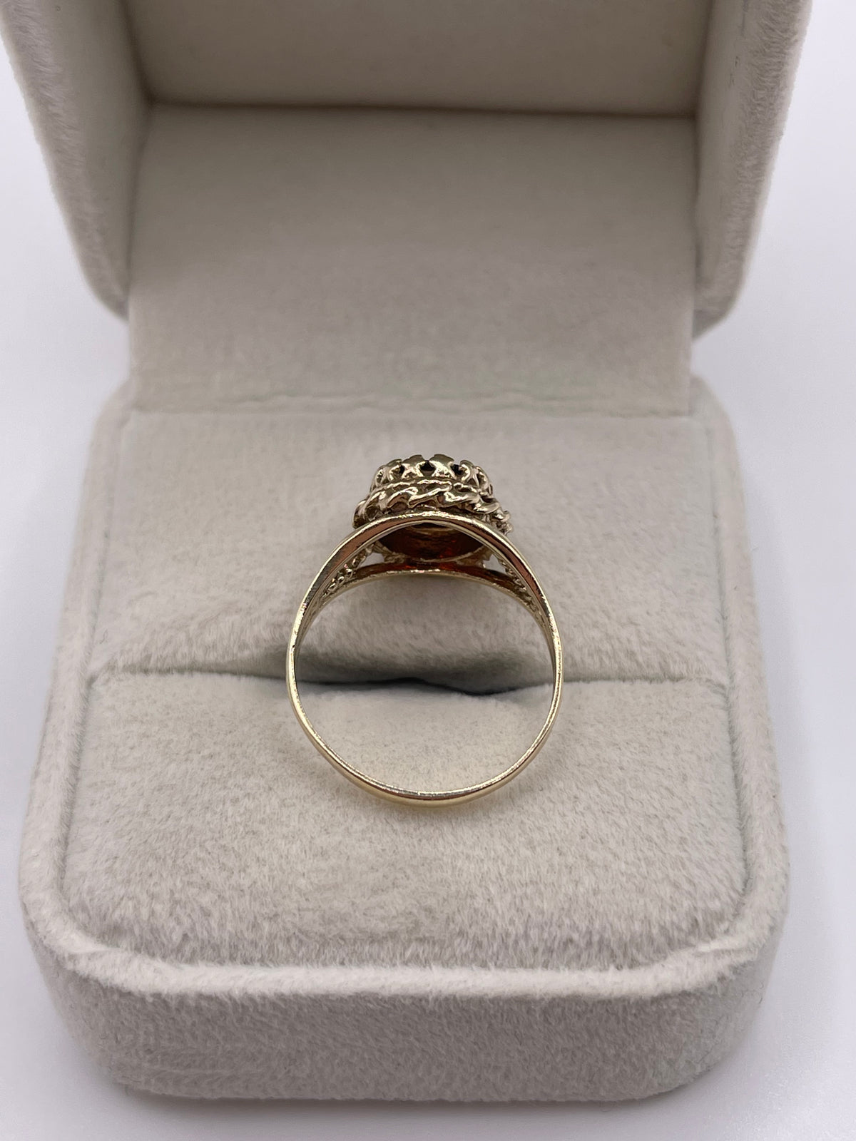 9ct gold garnet ring