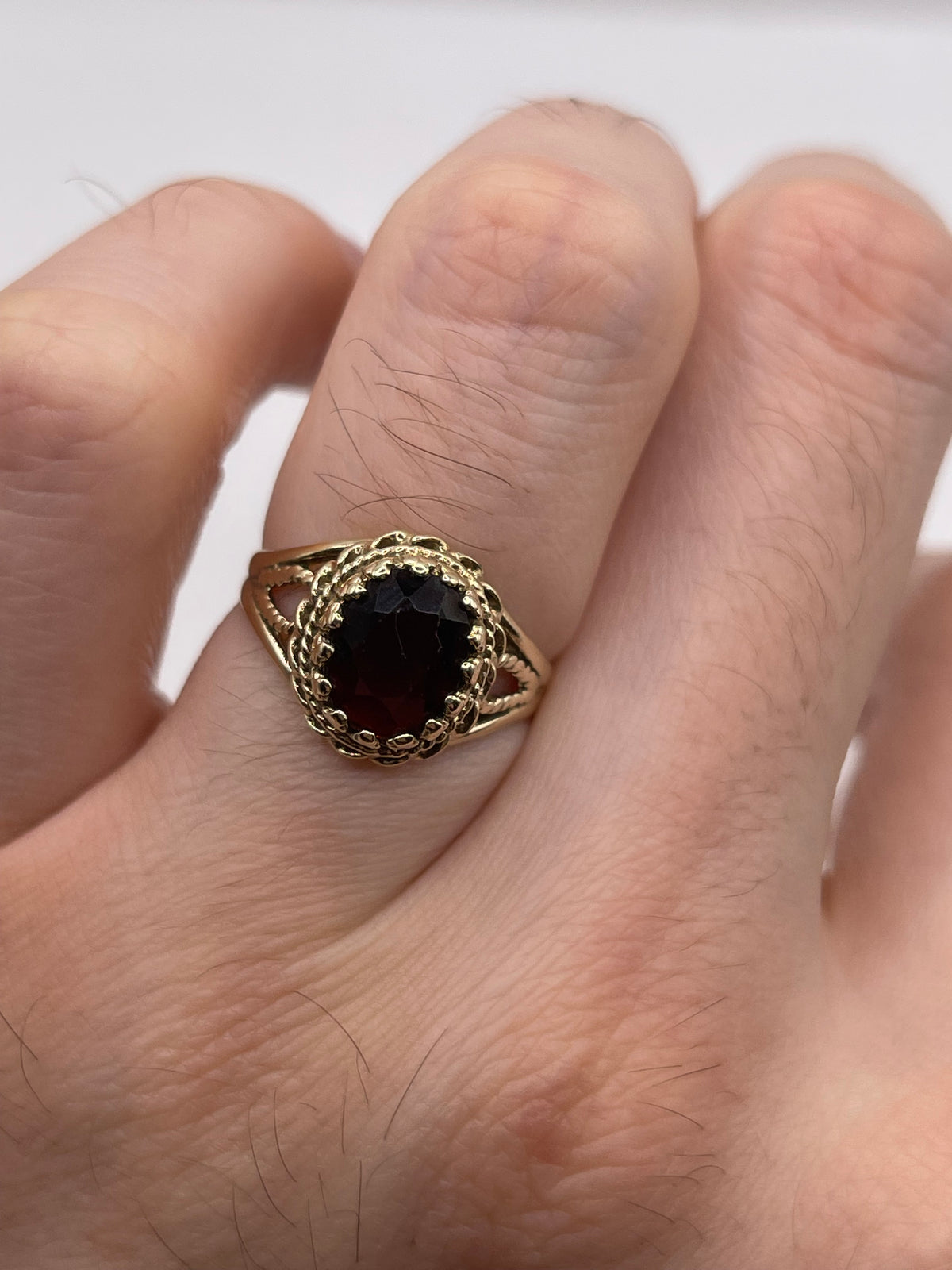 9ct gold garnet ring