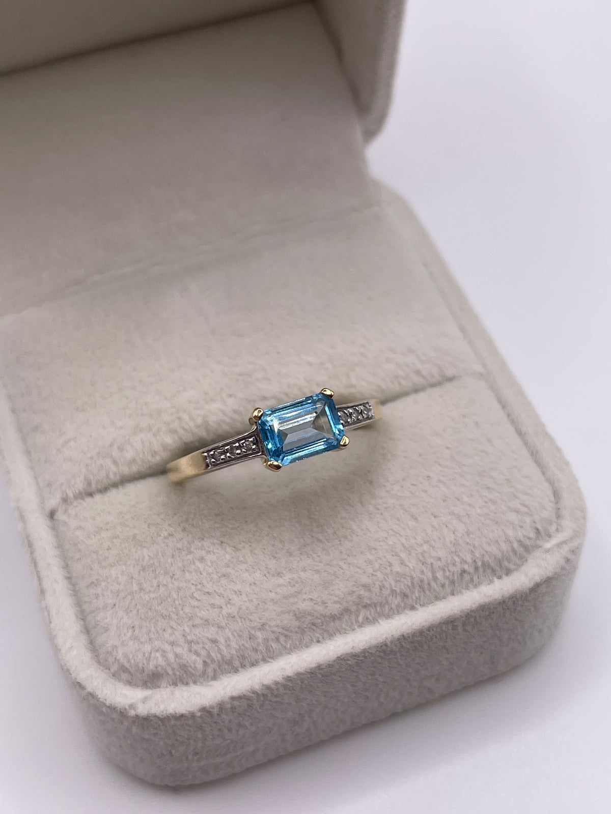 9ct gold topaz and diamond ring