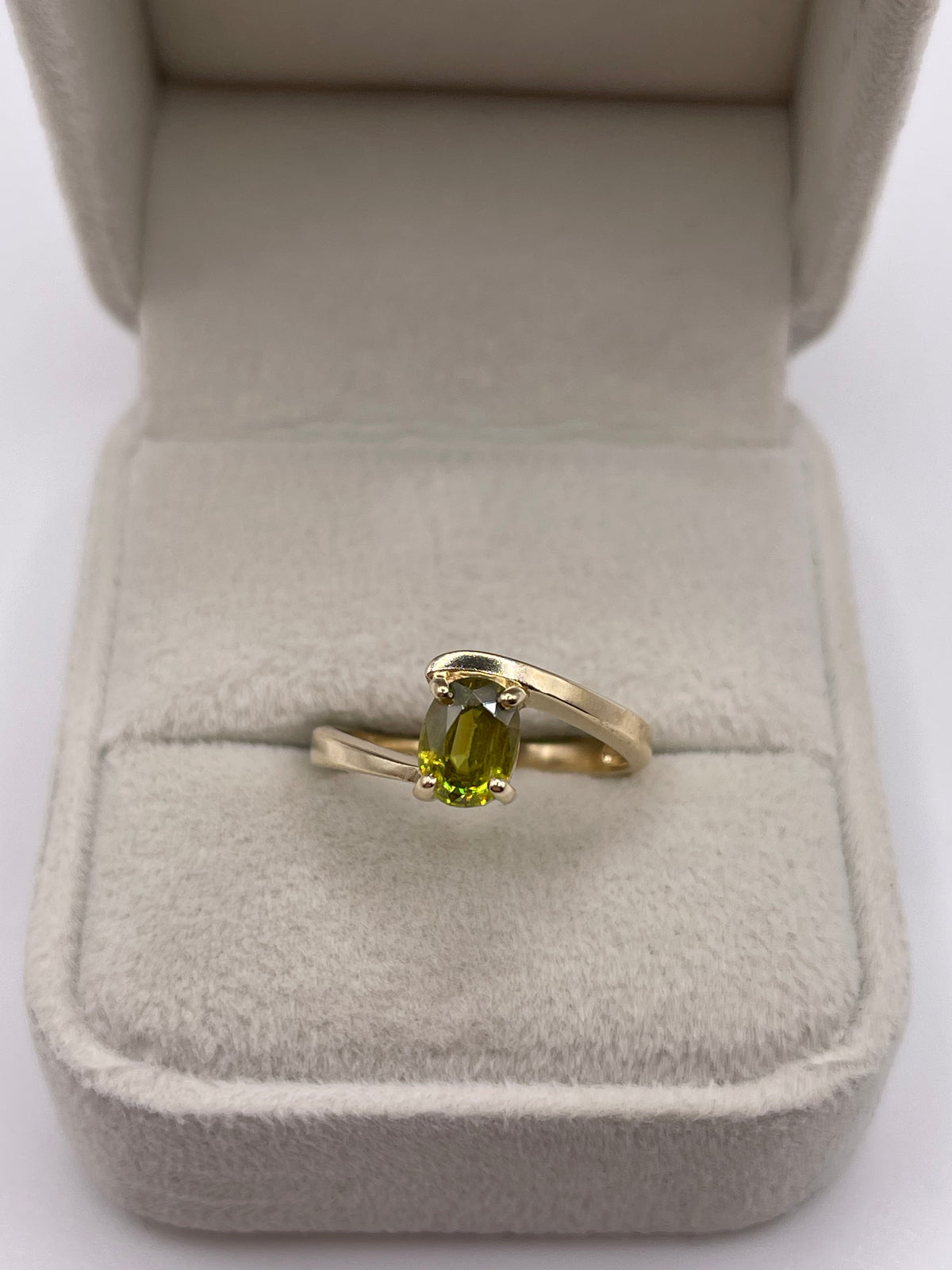 9ct gold sphene ring