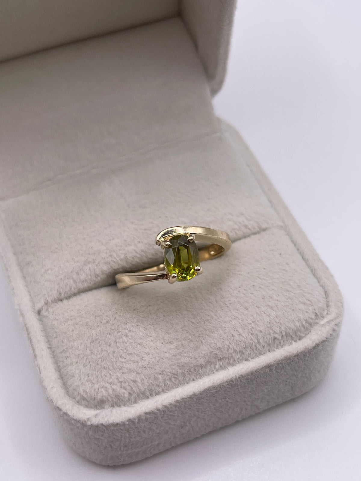 9ct gold sphene ring