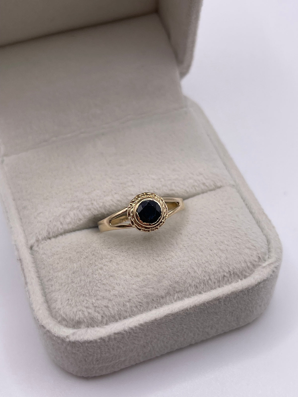 9ct gold sapphire ring