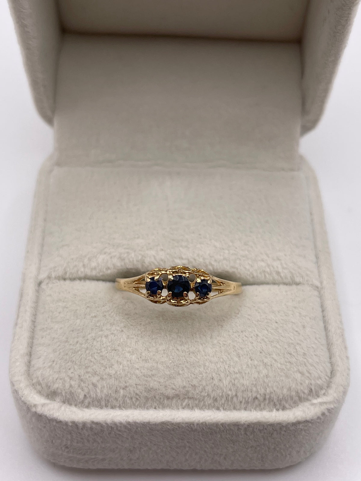 9ct gold sapphire ring