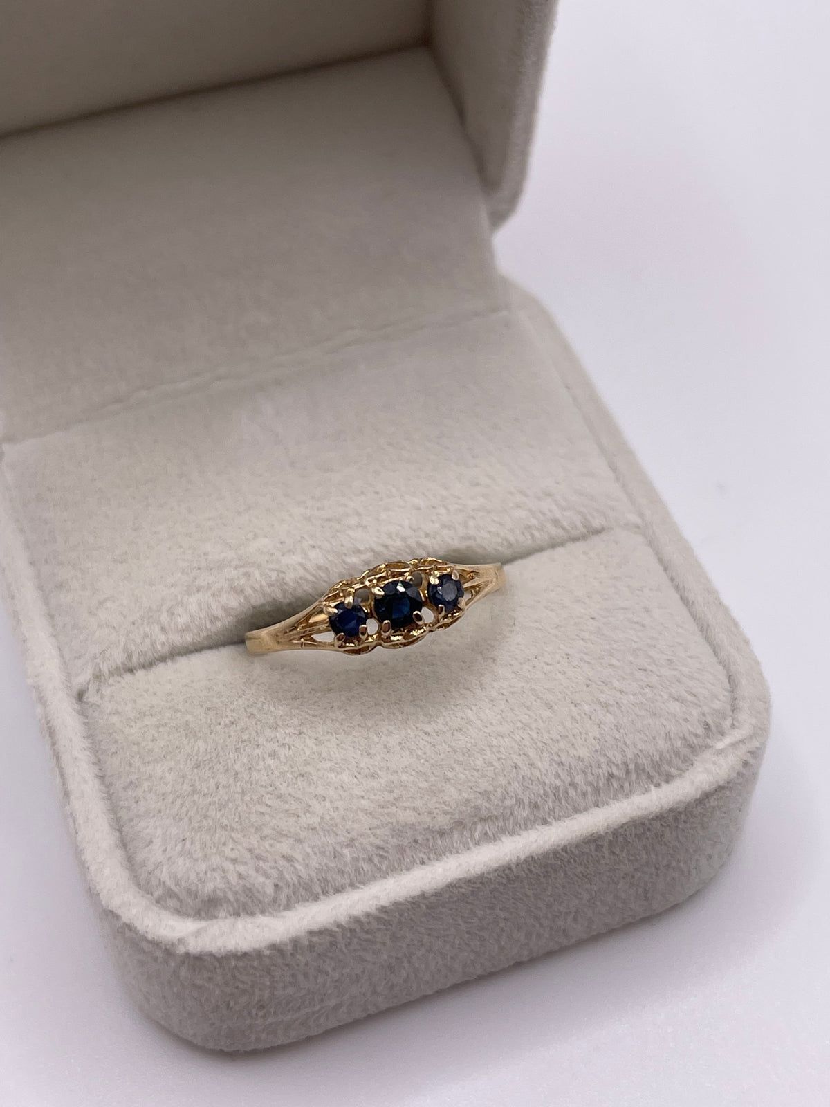9ct gold sapphire ring