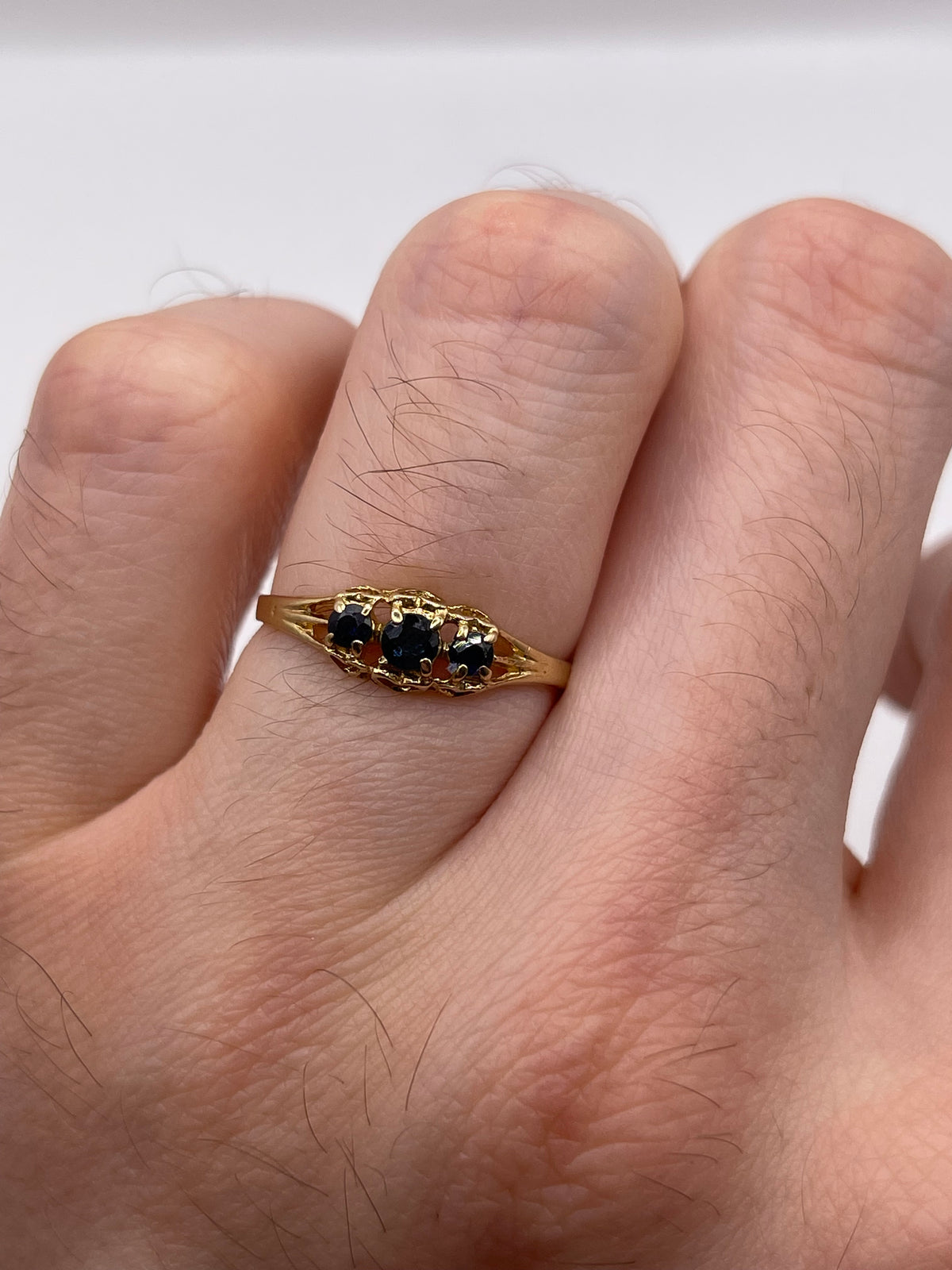 9ct gold sapphire ring