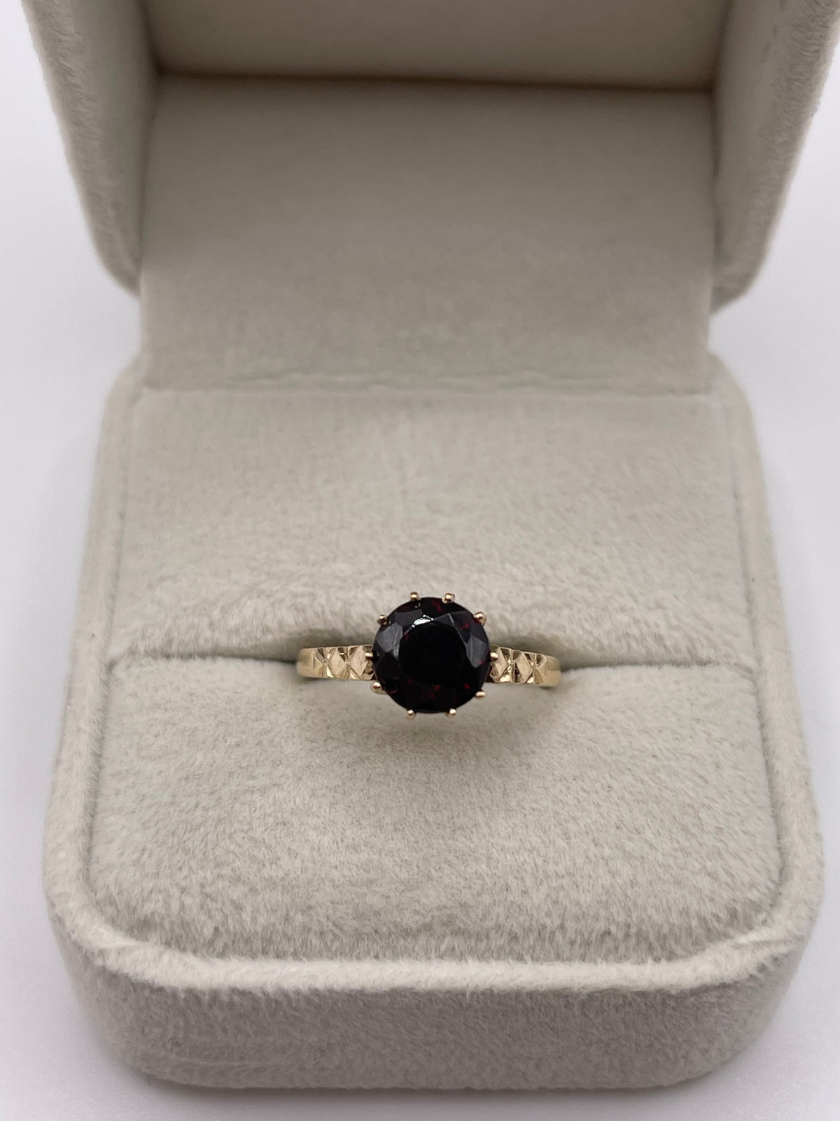 9ct gold garnet ring