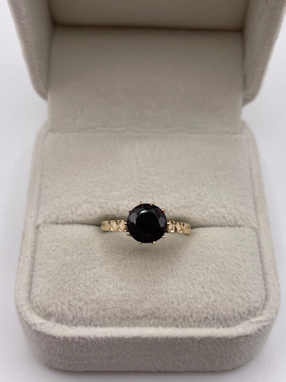 9ct gold garnet ring