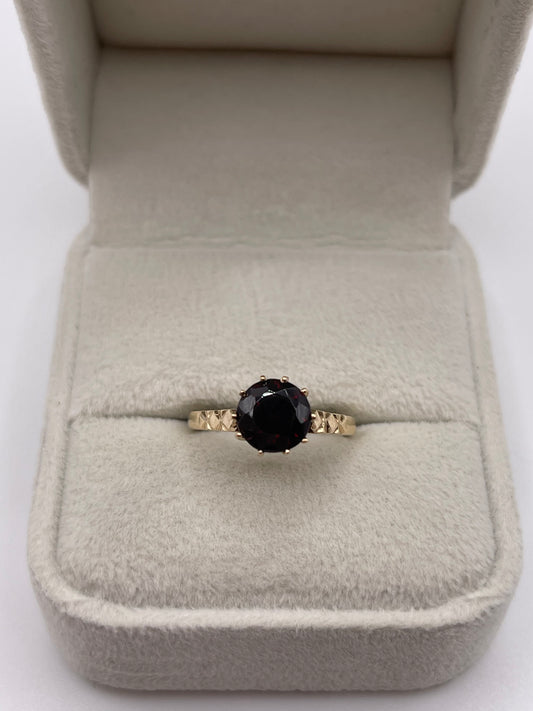 9ct gold garnet ring