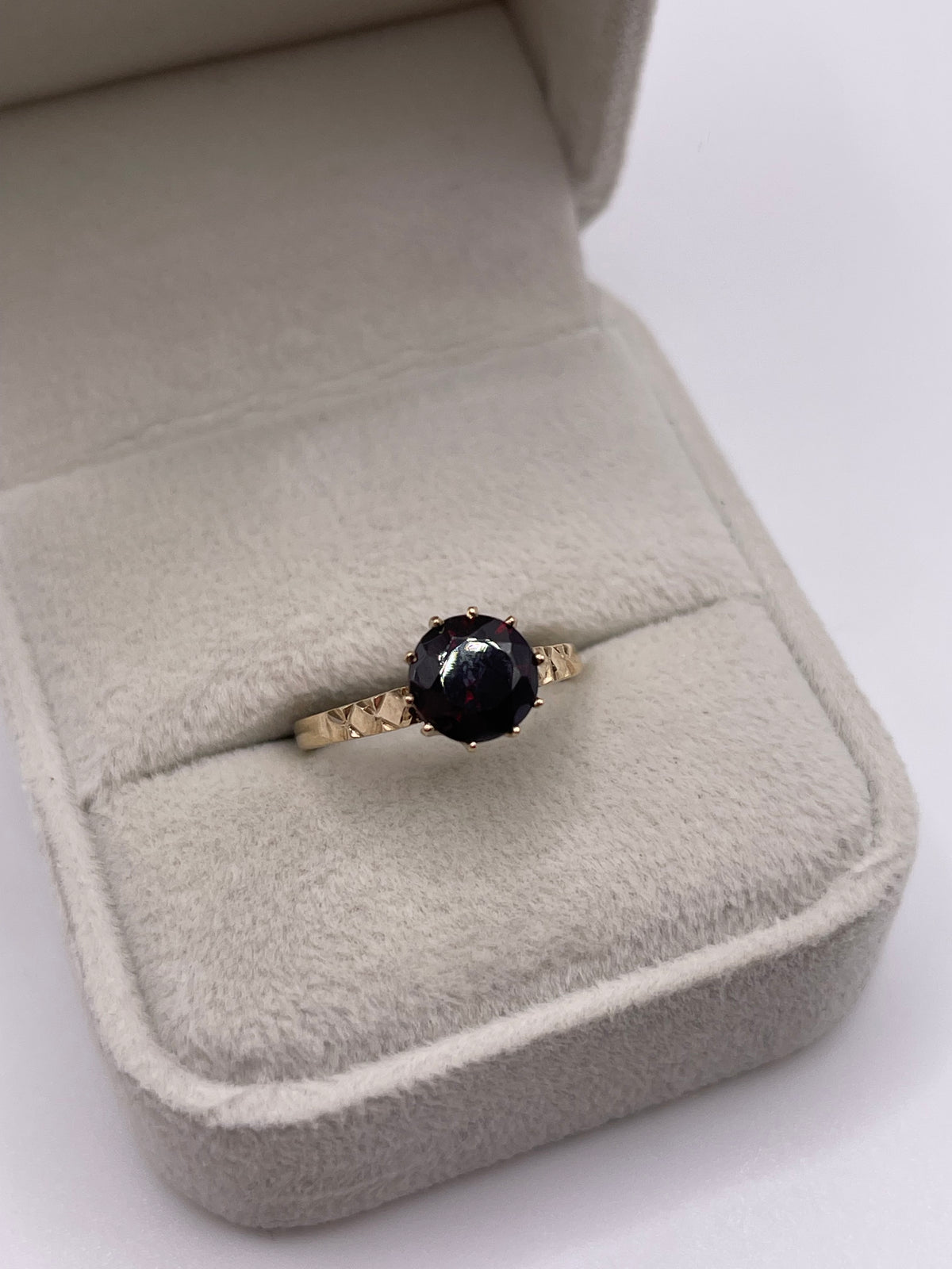 9ct gold garnet ring