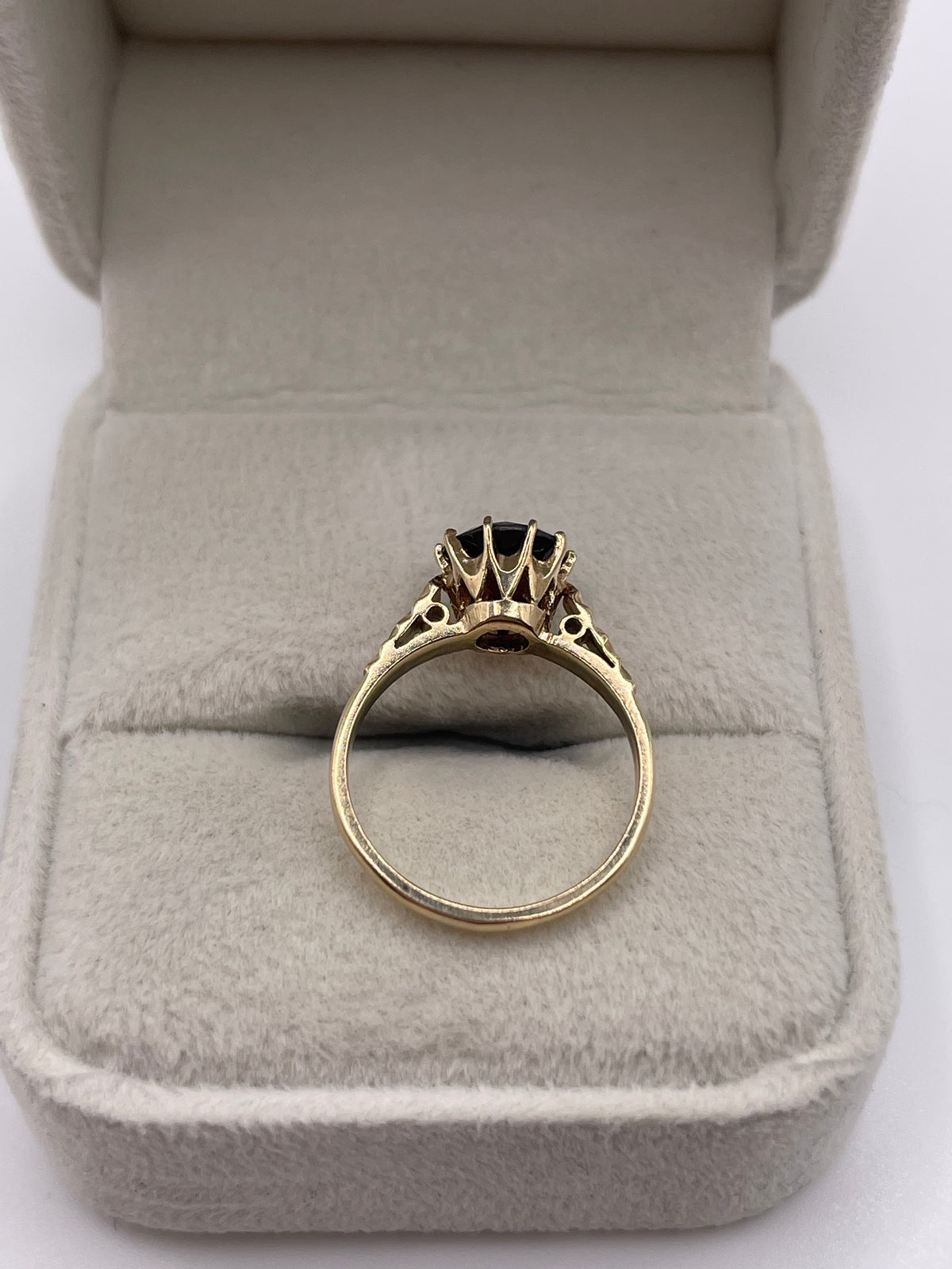 9ct gold garnet ring