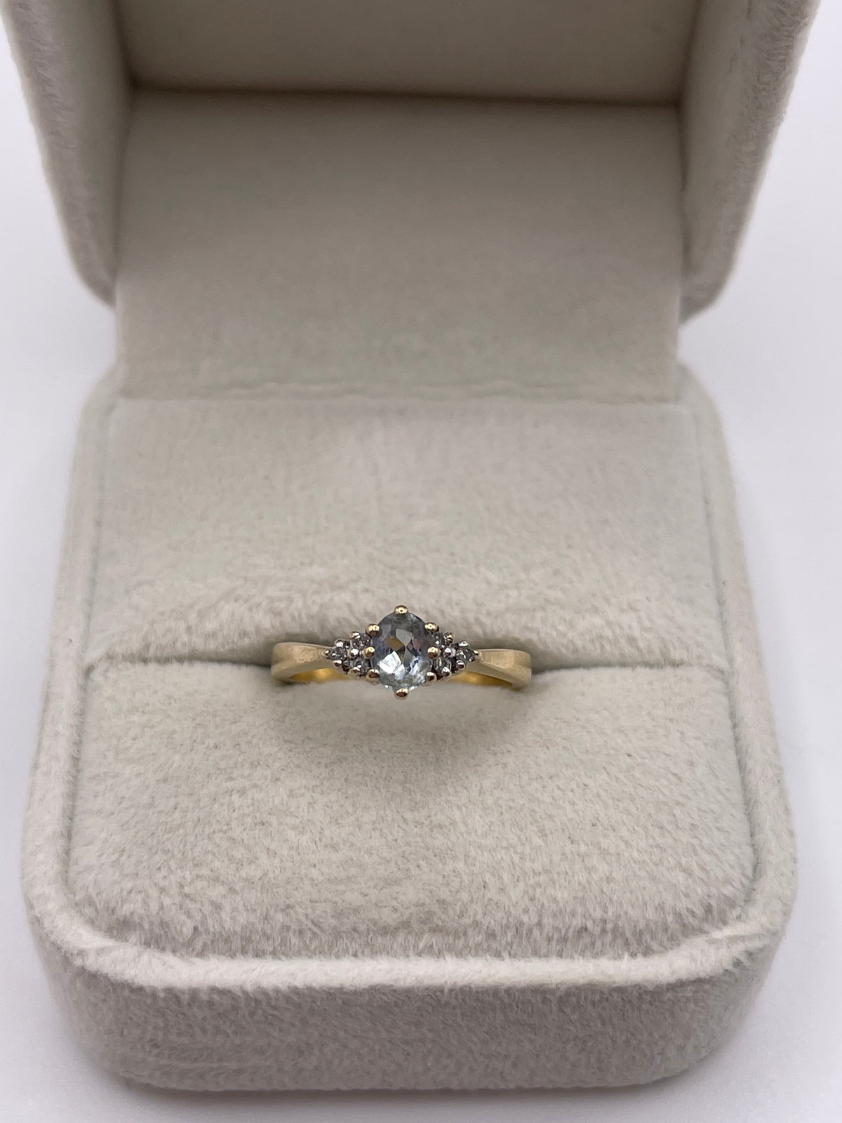9ct gold aquamarine and diamond ring