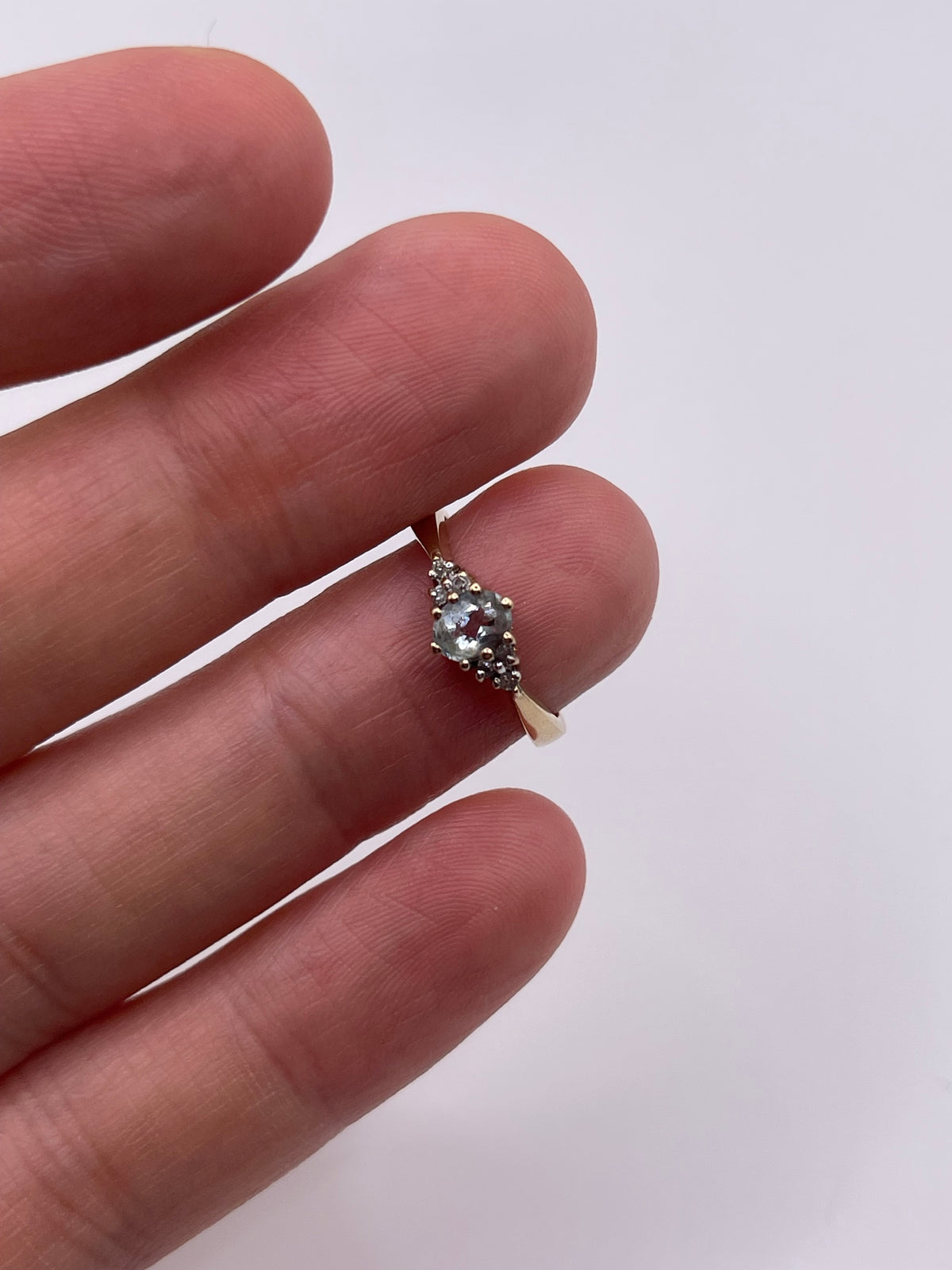 9ct gold aquamarine and diamond ring