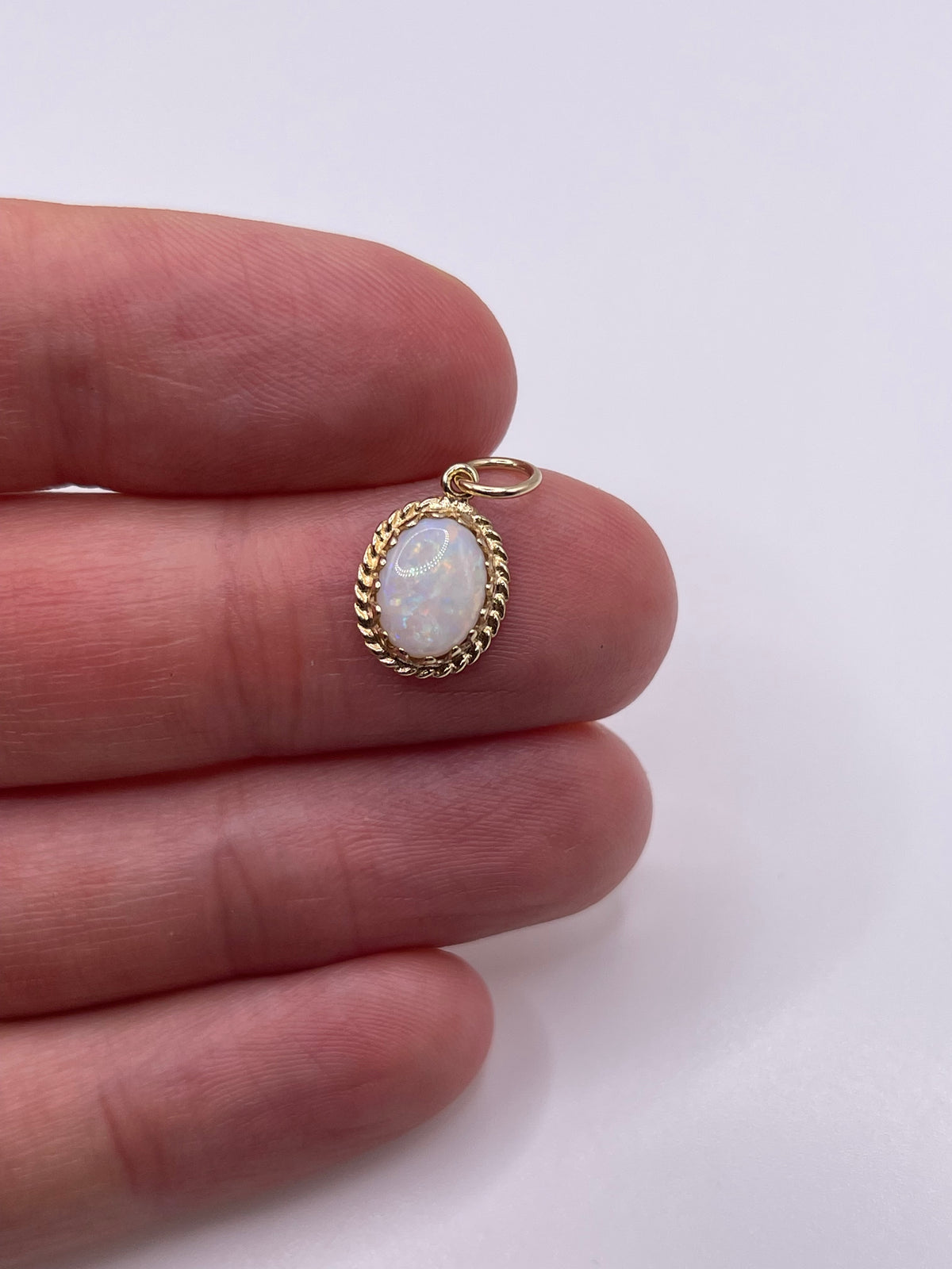 9ct gold opal pendant