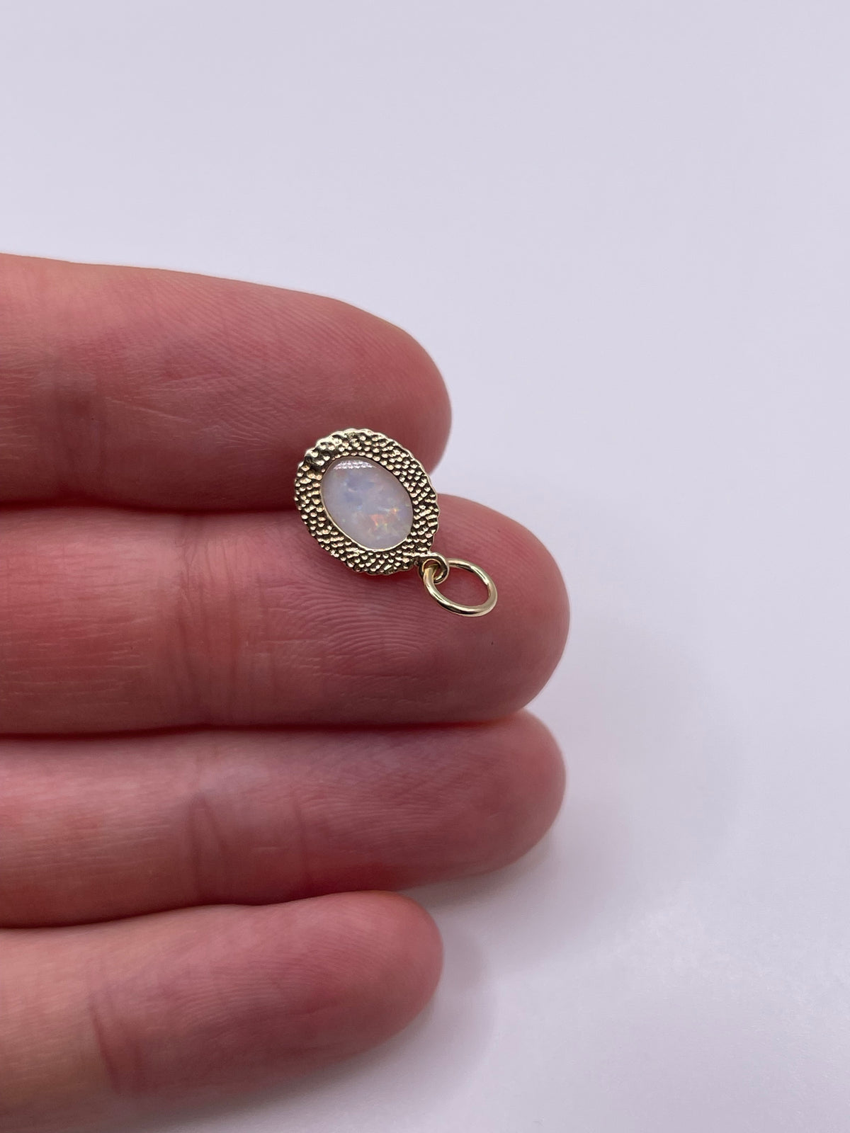 9ct gold opal pendant