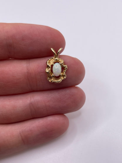 9ct gold opal pendant