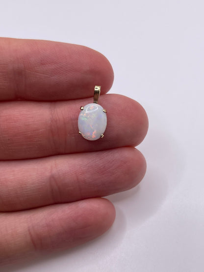 9ct gold opal pendant