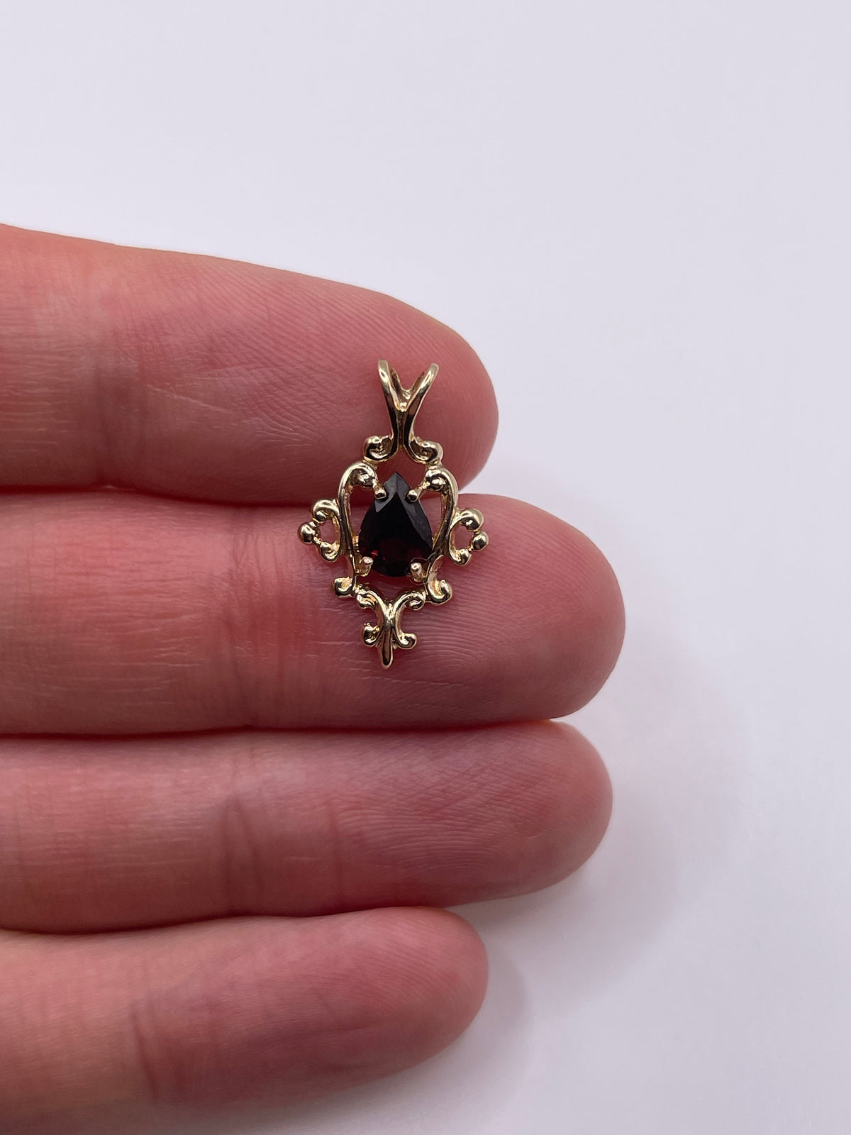 9ct gold garnet pendant