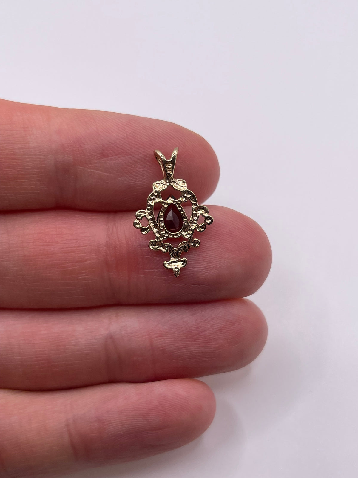 9ct gold garnet pendant