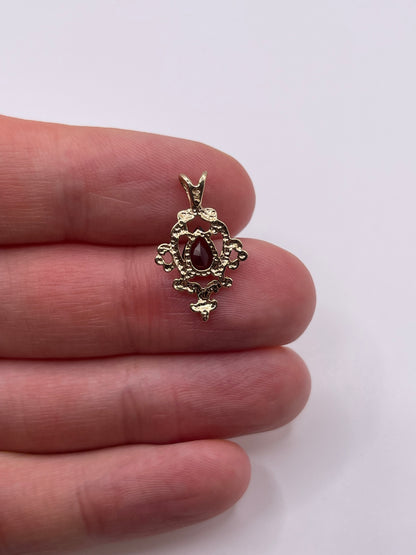9ct gold garnet pendant
