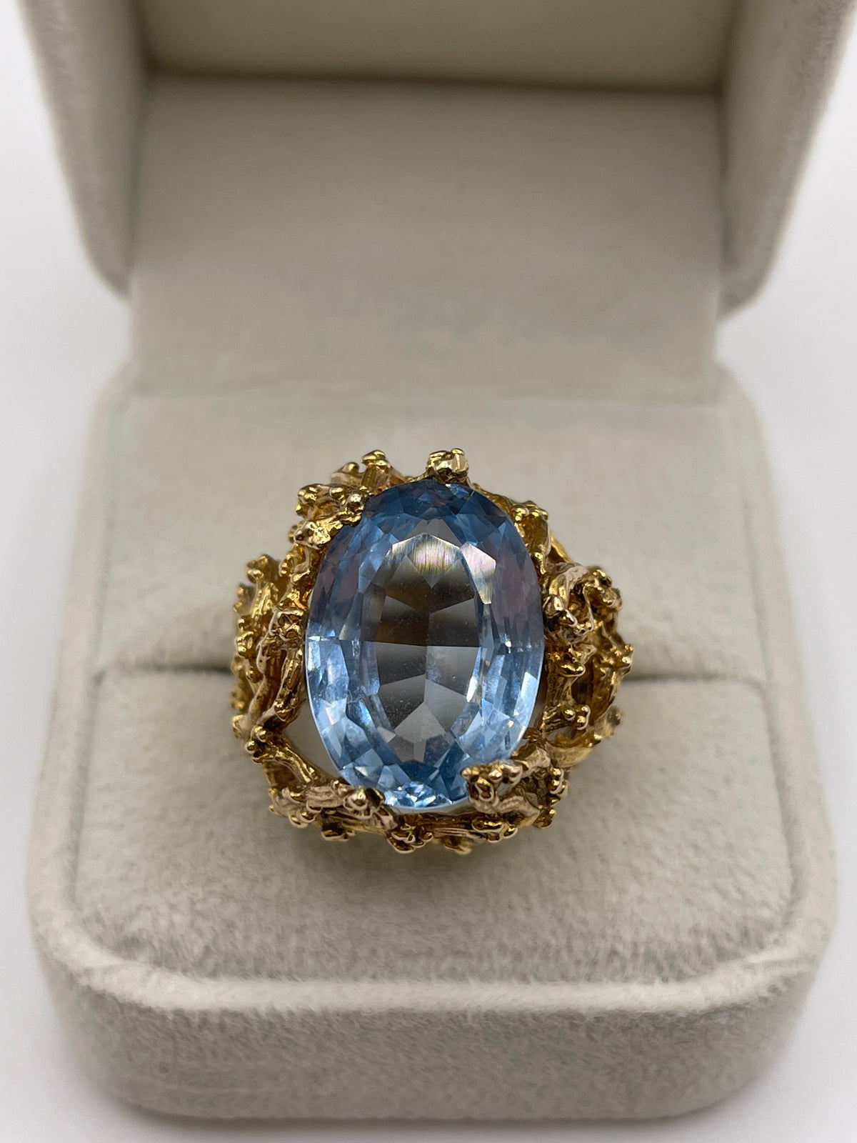 Heavy 9ct gold synthetic spinel ring