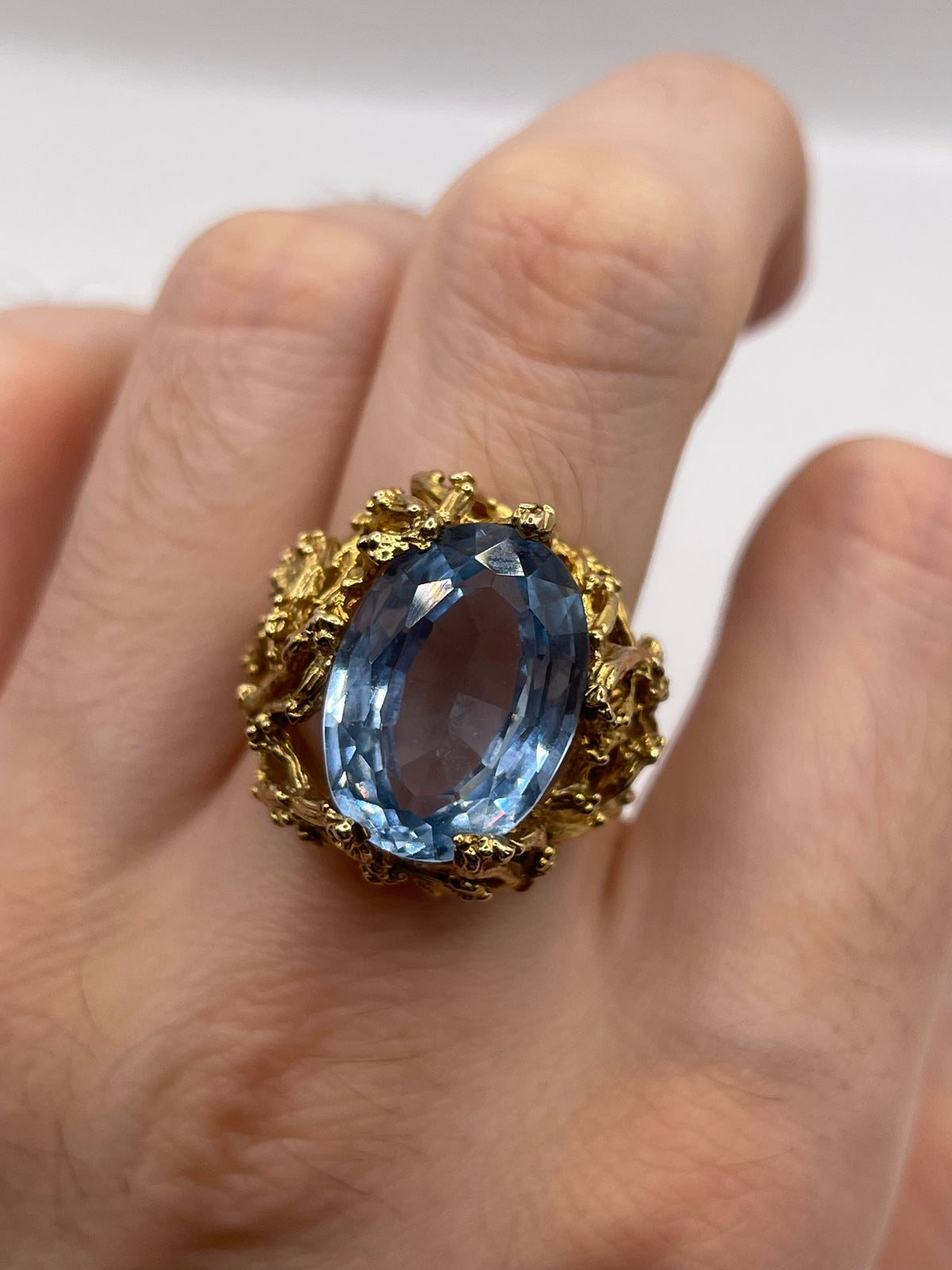 Heavy 9ct gold synthetic spinel ring