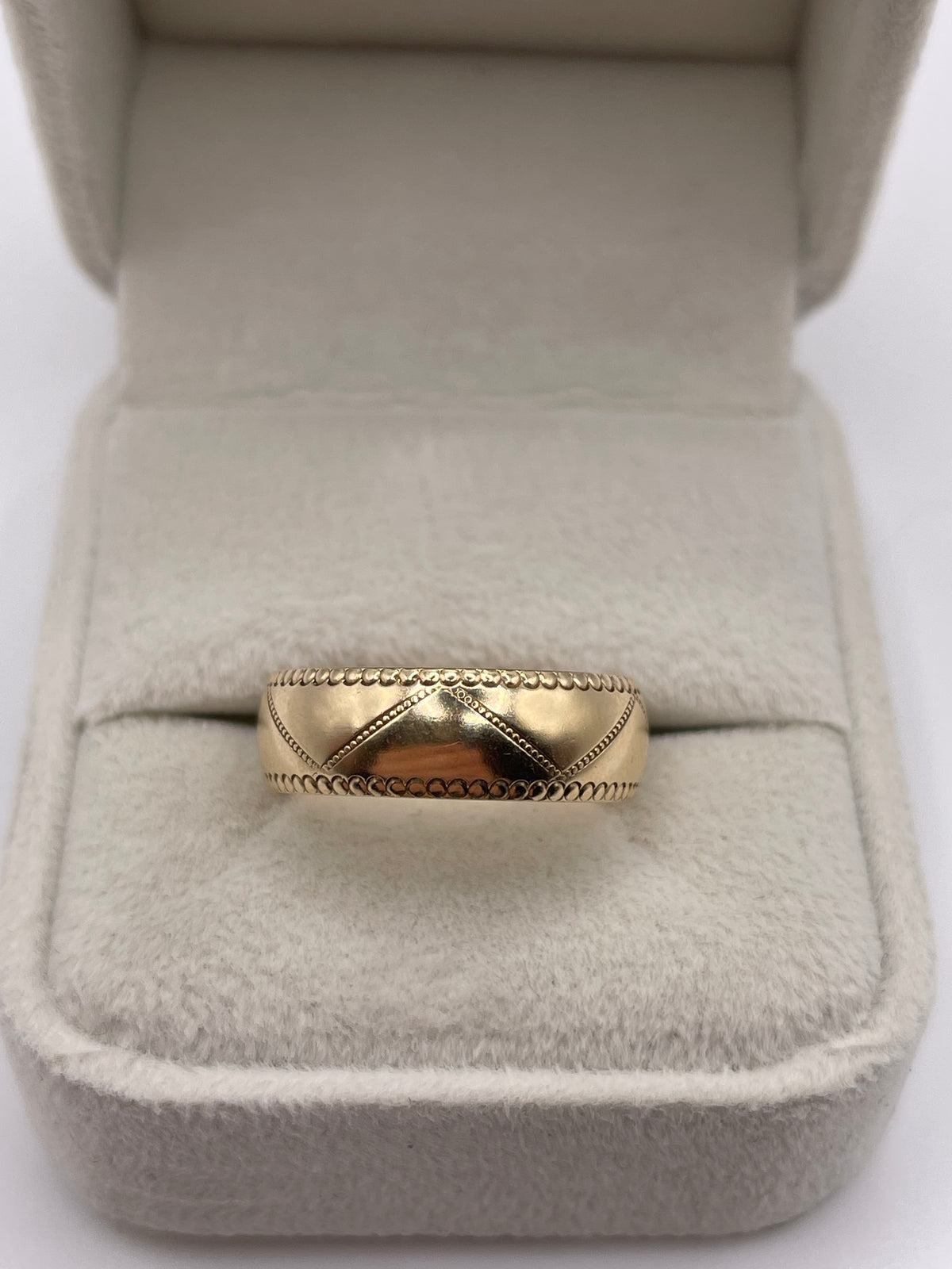 9ct gold patterned band