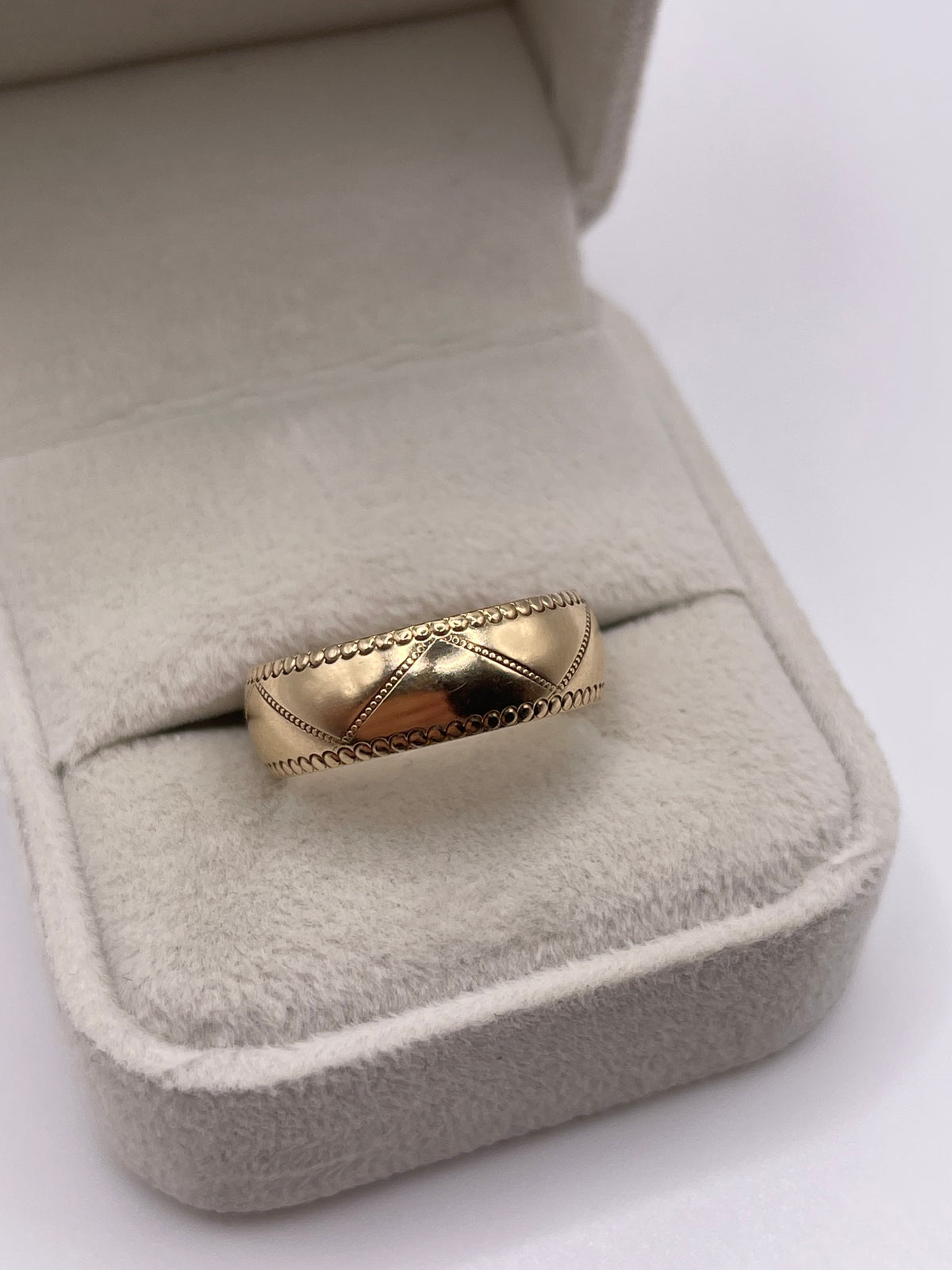 9ct gold patterned band